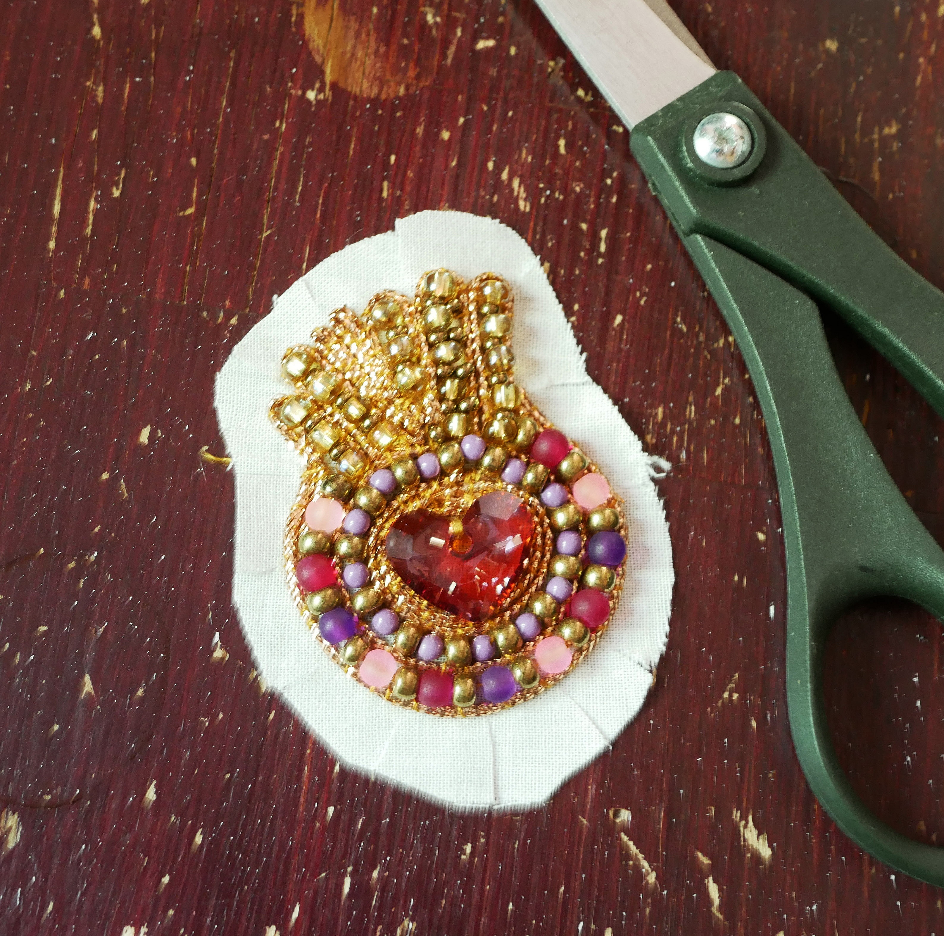 Broche ex-voto Sacr&eacute; Coeur en perles et coeur cristal Swarovski