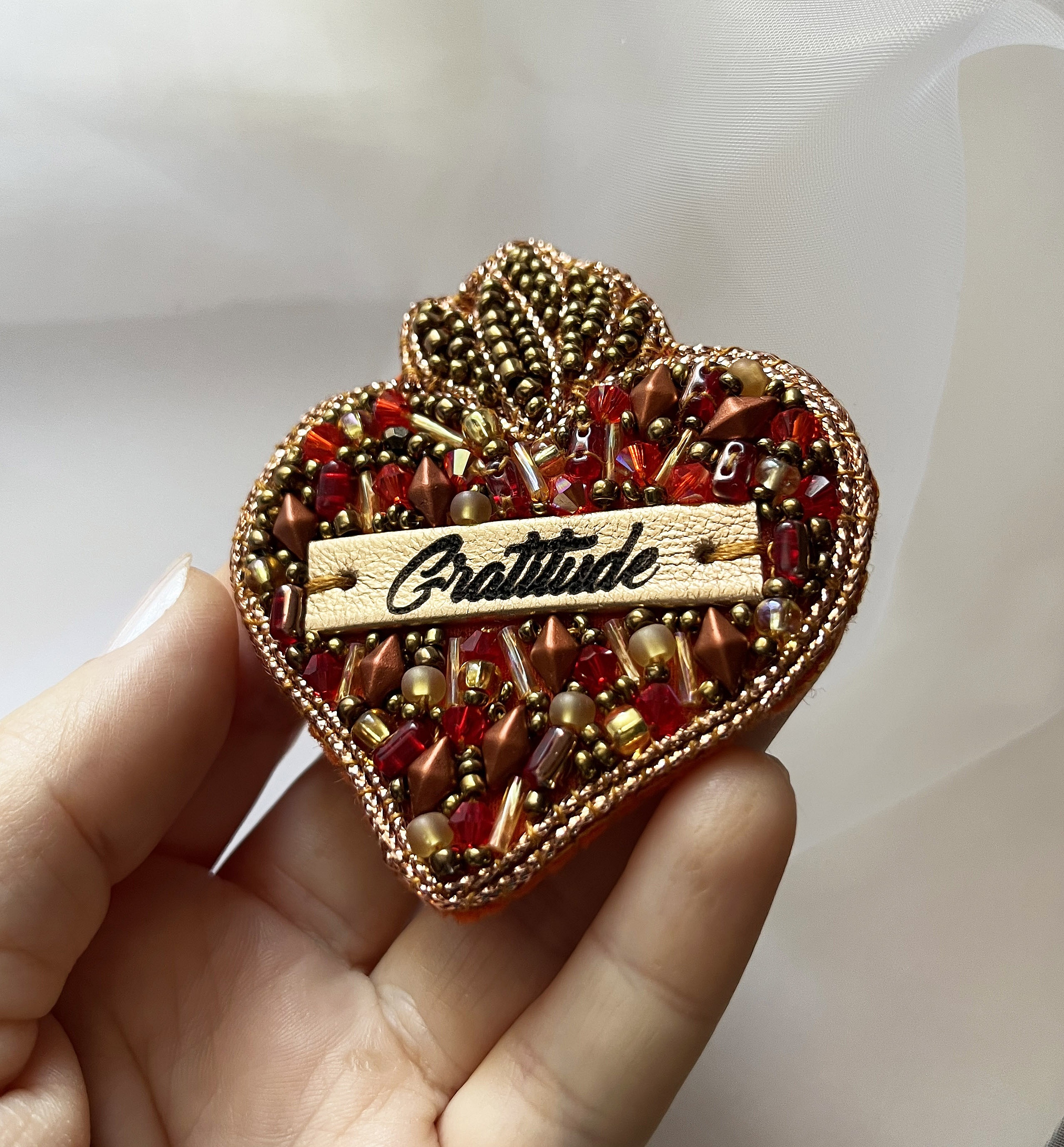 Broche ex-voto Sacr&eacute; Coeur en perles au message grav&eacute; Gratitude