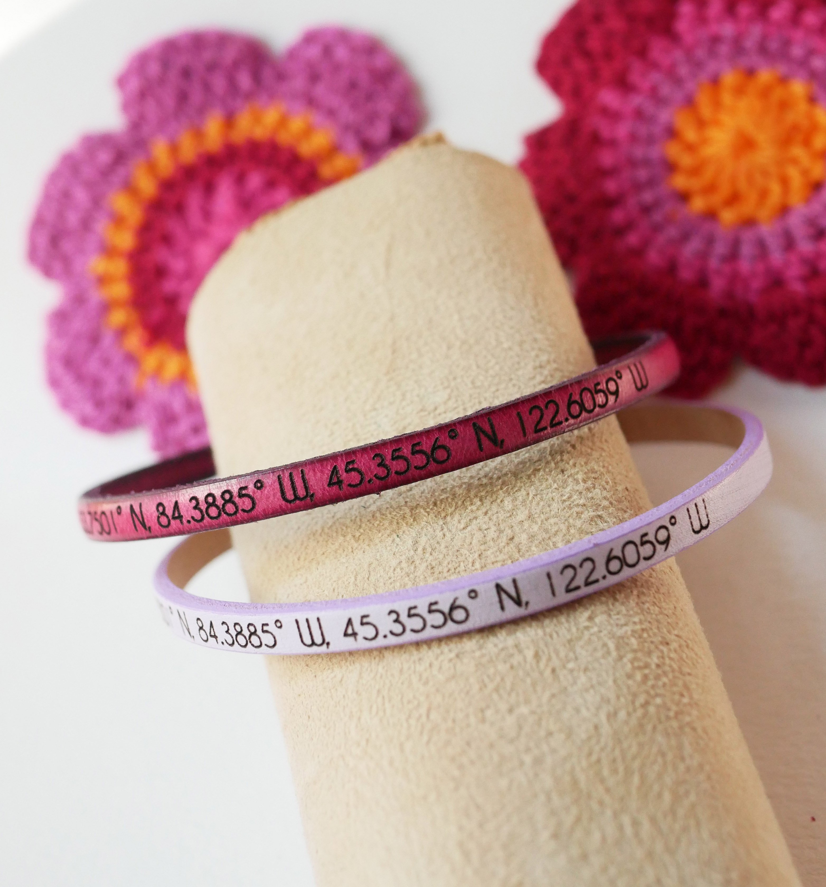 Cadeau bracelets pour couple en cuir personnalisés tous deux de la même gravure 