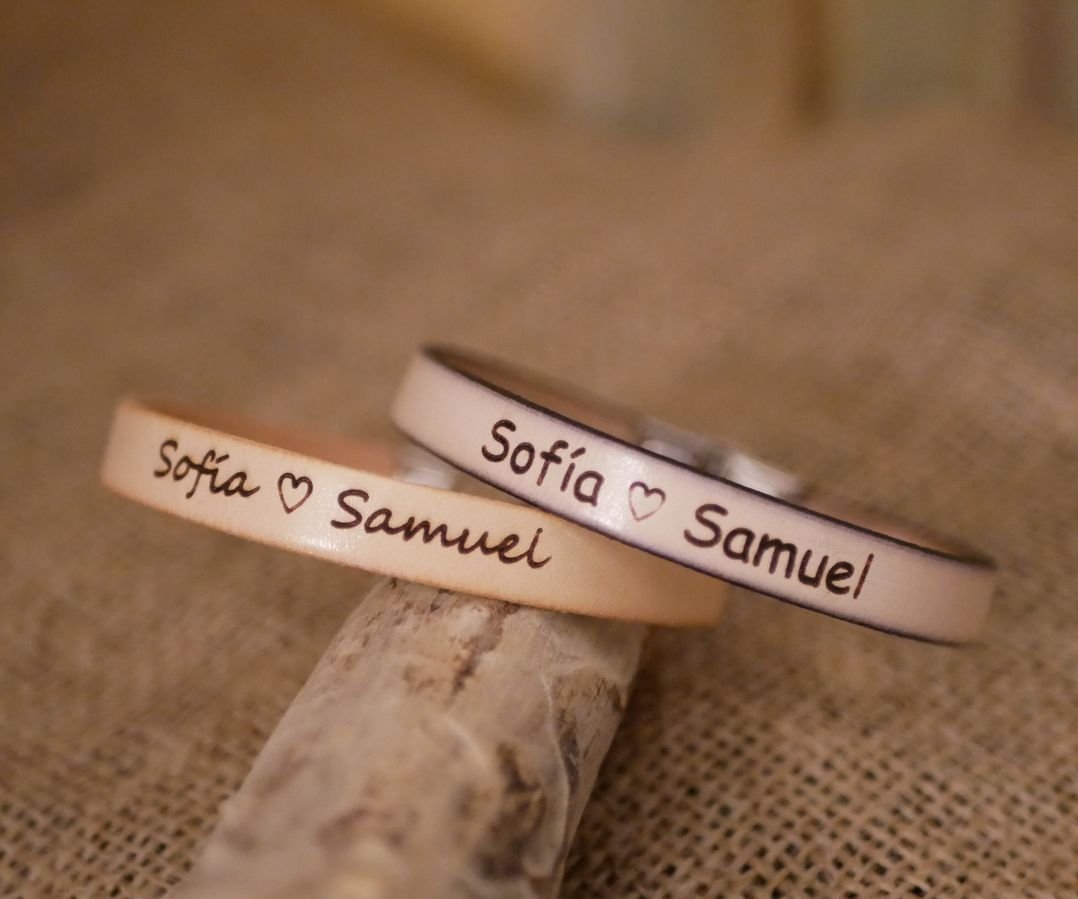 Cadeau gravé pour couple : 2 bracelet cuir personnalisés par la même gravure 