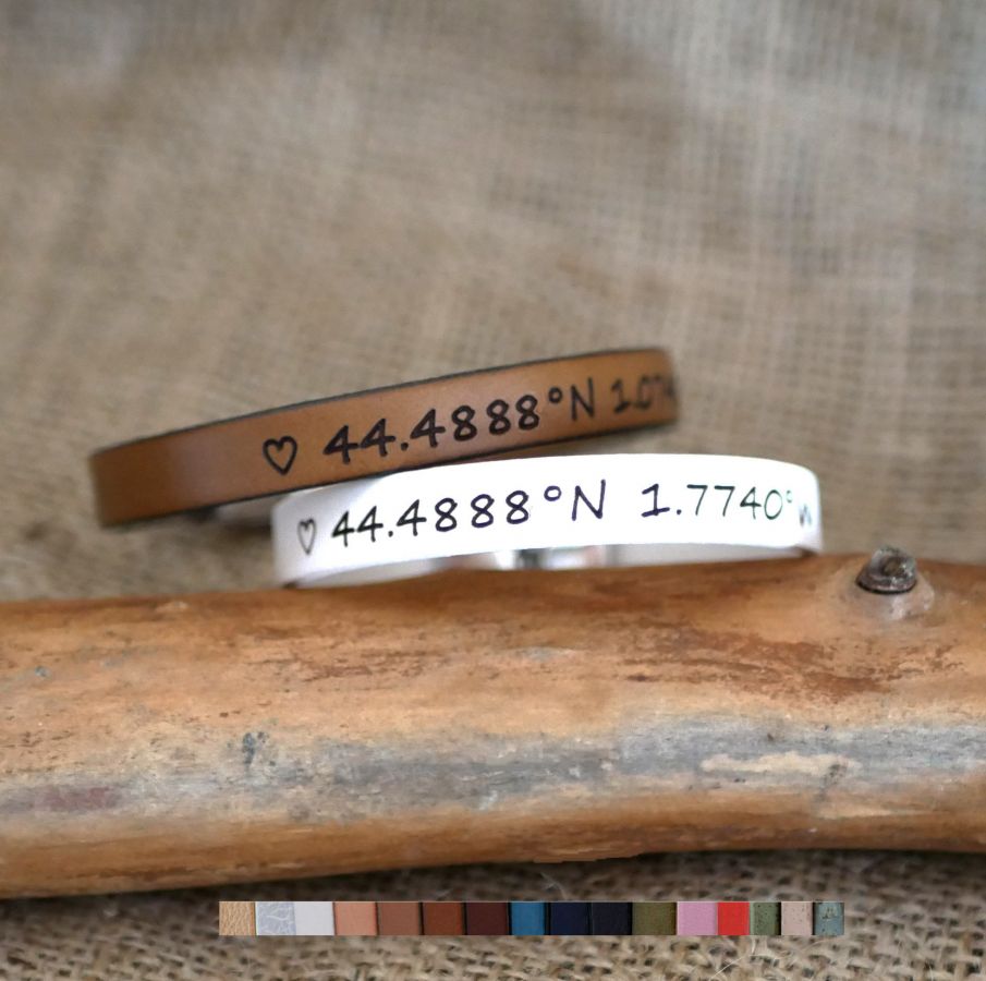 Cadeau gravé pour couple : 2 bracelet cuir personnalisés par la même gravure 