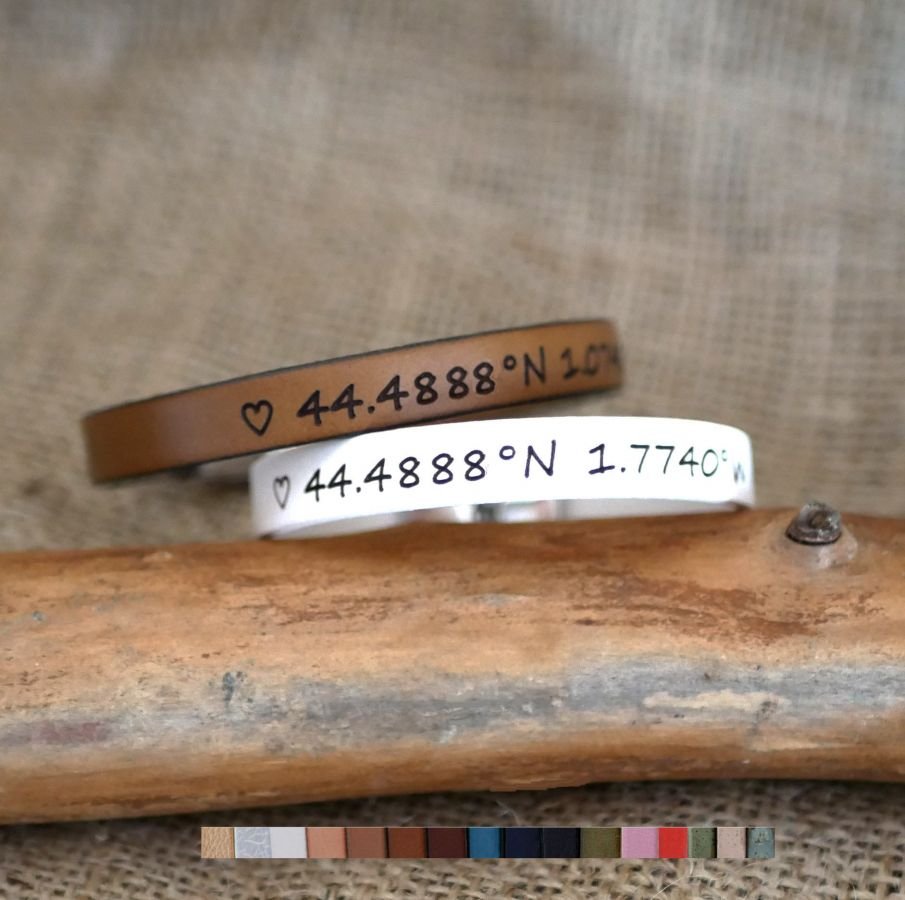 Cadeau gravé pour couple : 2 bracelet cuir personnalisés par la même gravure 