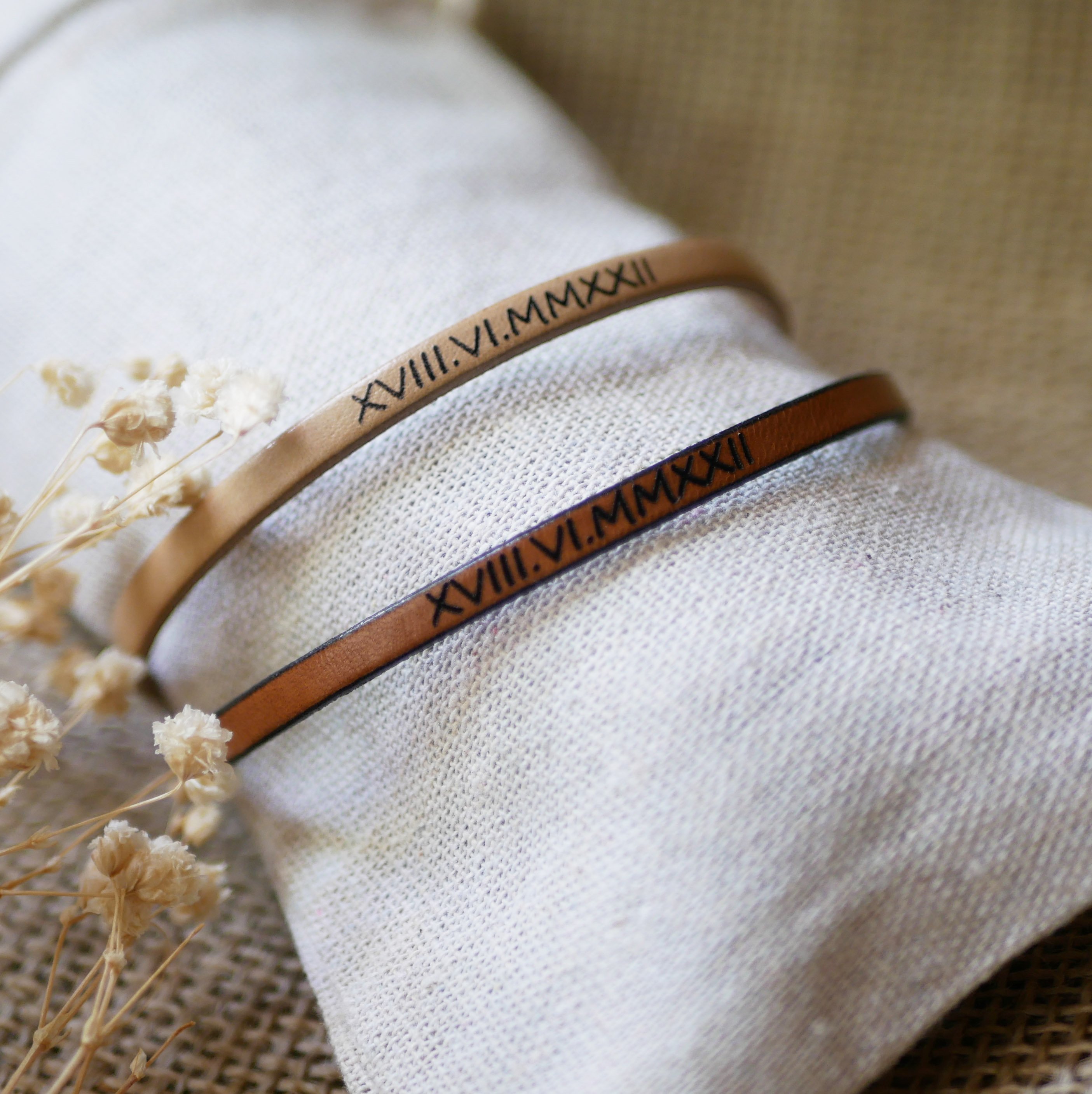 Cadeau bracelets pour couple en cuir personnalisés tous deux de la même gravure 