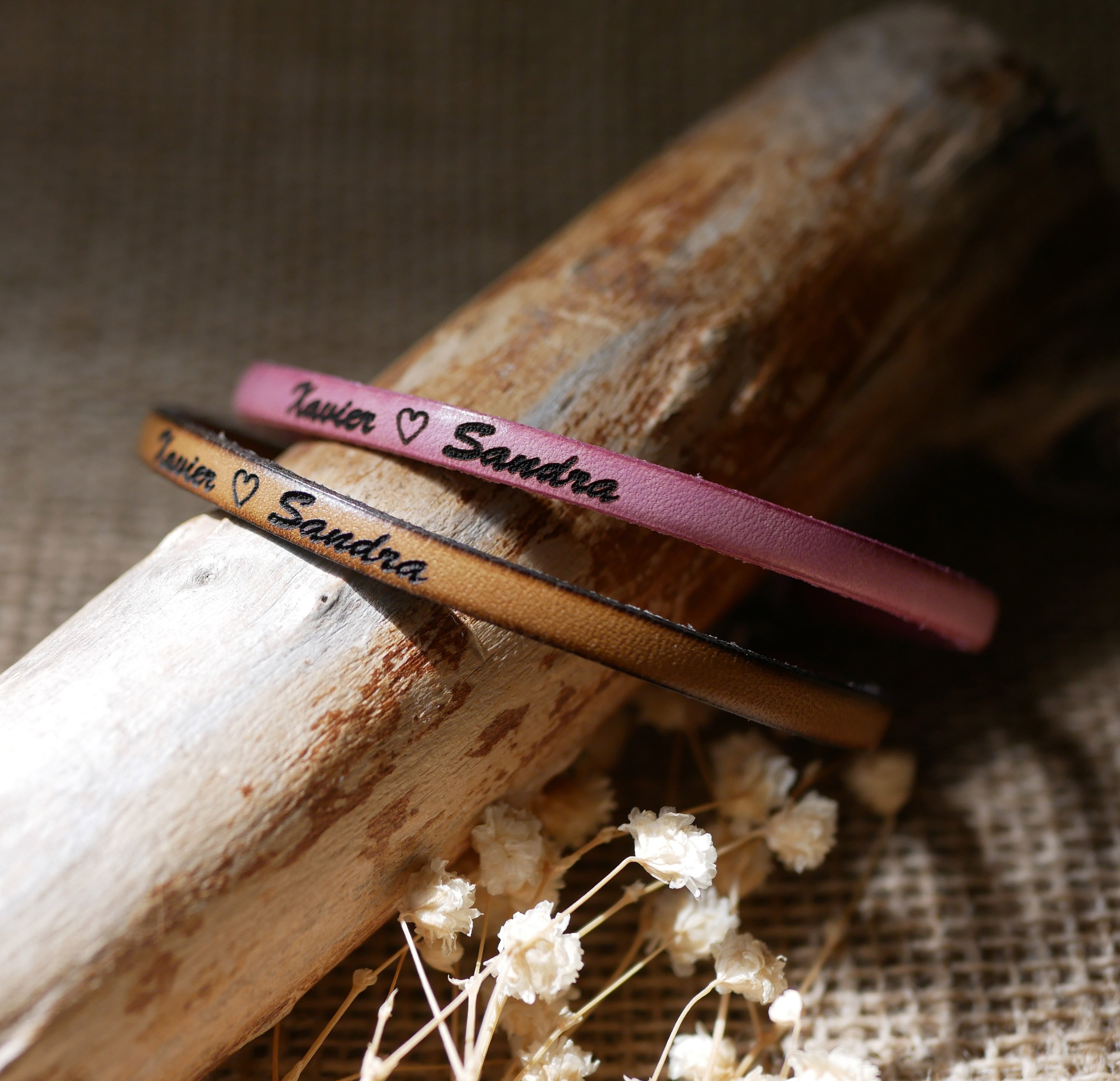 Cadeau bracelets pour couple en cuir personnalisés tous deux de la même gravure 