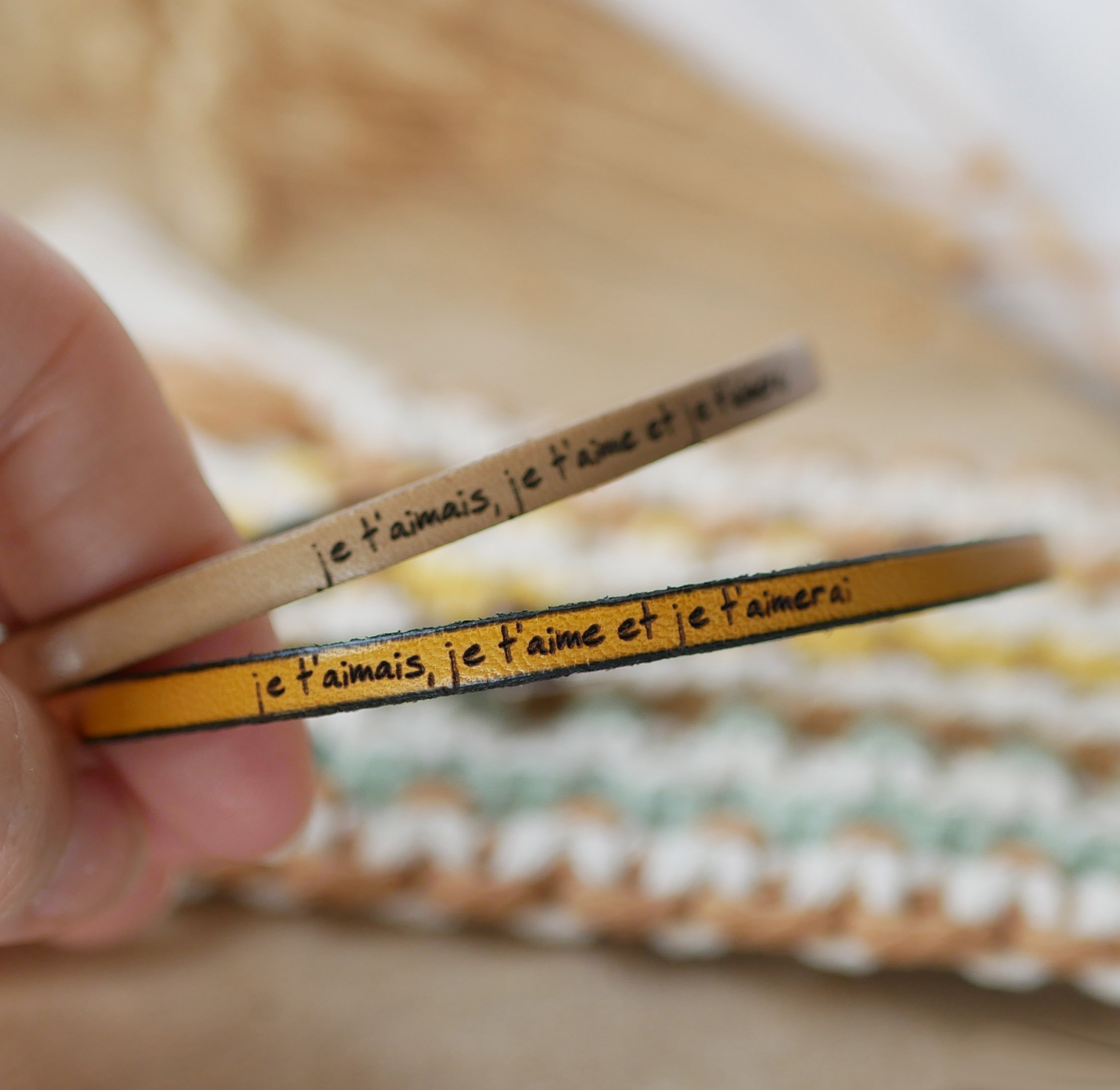 Cadeau bracelets pour couple en cuir personnalisés tous deux de la même gravure 