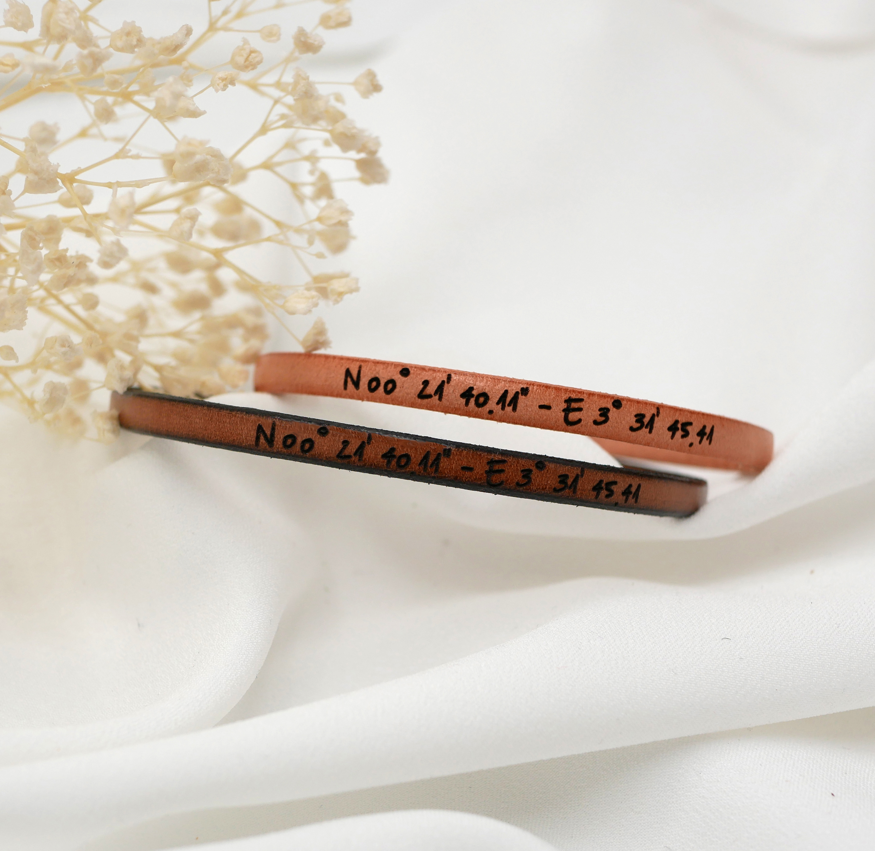 Cadeau bracelets pour couple en cuir personnalisés tous deux de la même gravure 