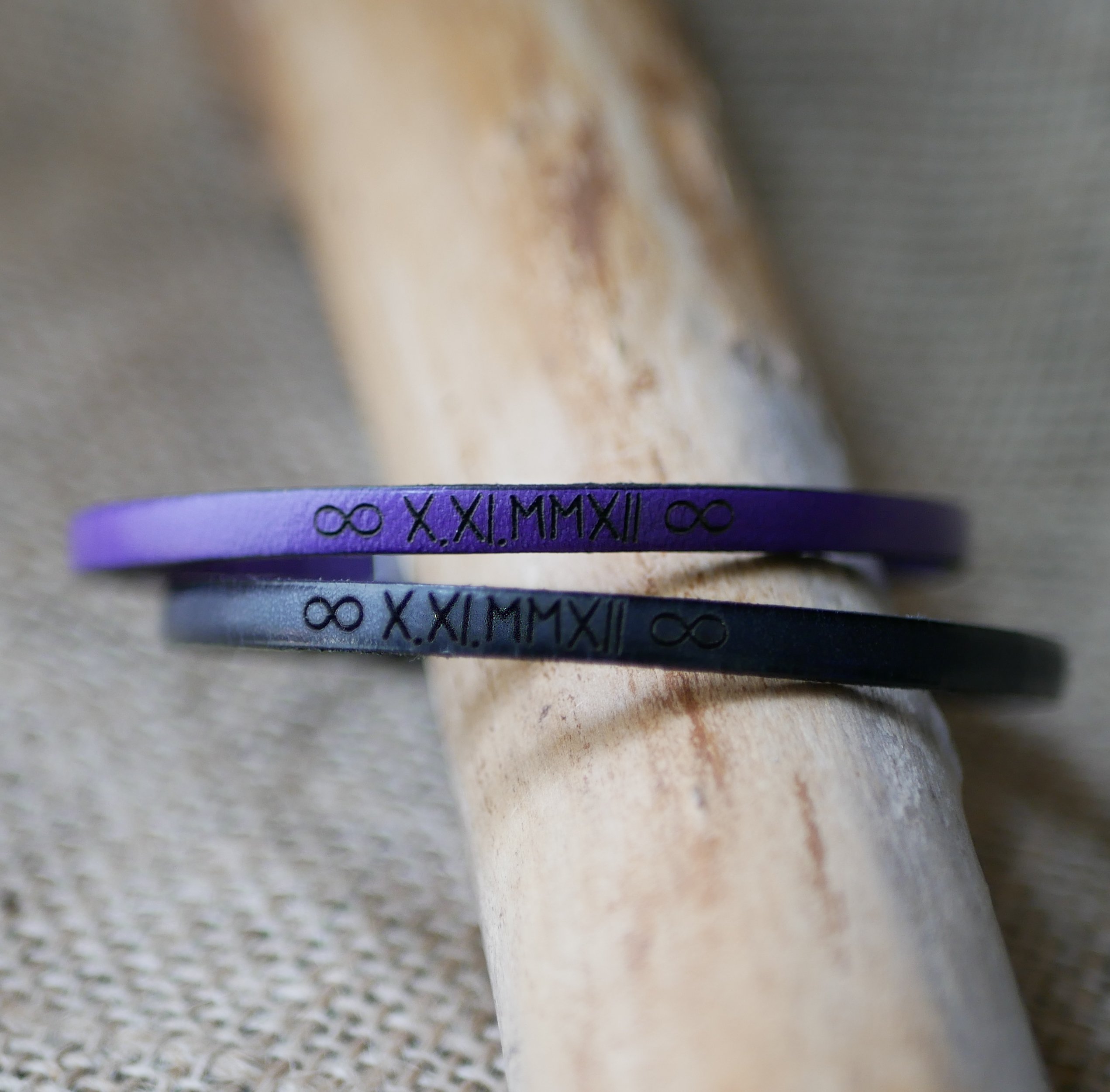 Cadeau bracelets pour couple en cuir personnalis&eacute;s tous deux de la m&ecirc;me gravure 