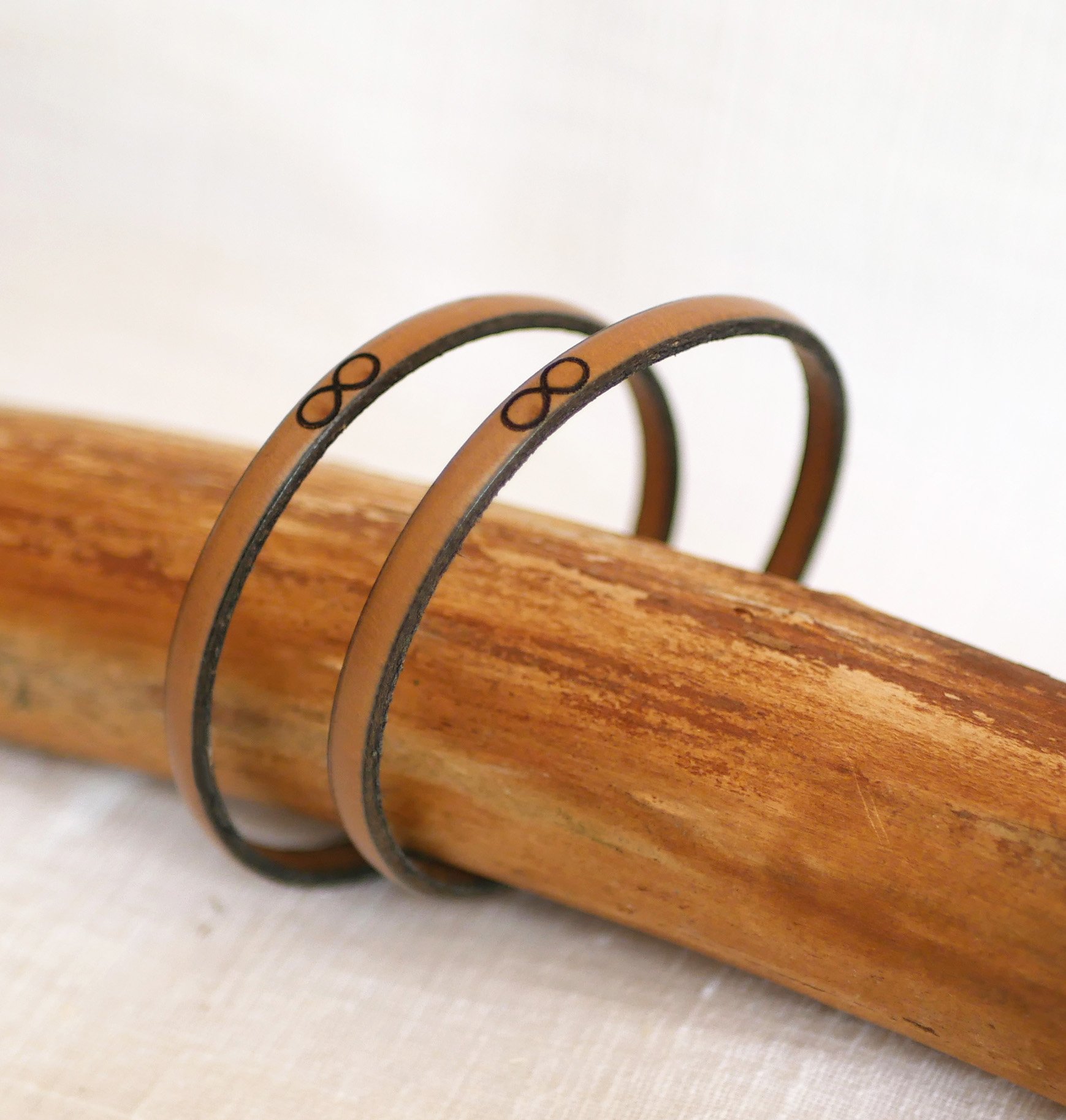 Cadeau bracelets pour couple en cuir personnalisés tous deux de la même gravure 