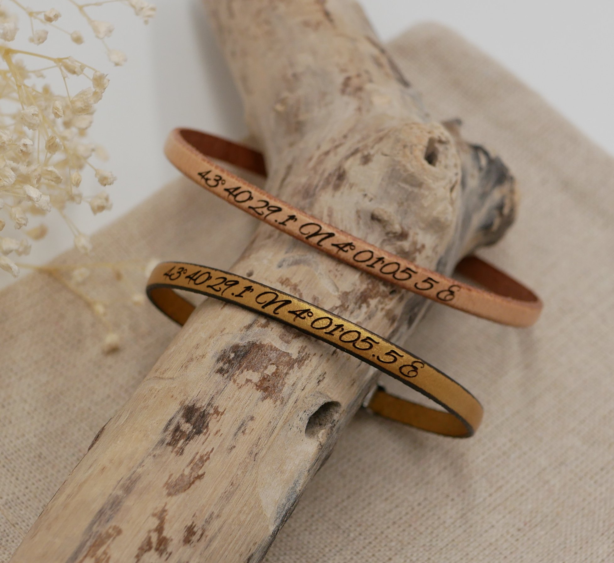 Cadeau bracelets pour couple en cuir personnalisés tous deux de la même gravure 