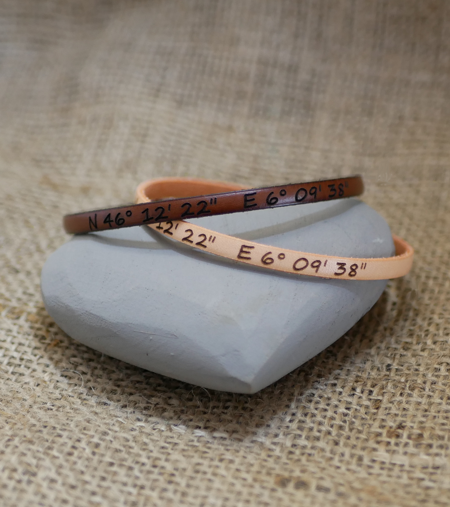Cadeau bracelets pour couple en cuir personnalisés tous deux de la même gravure 