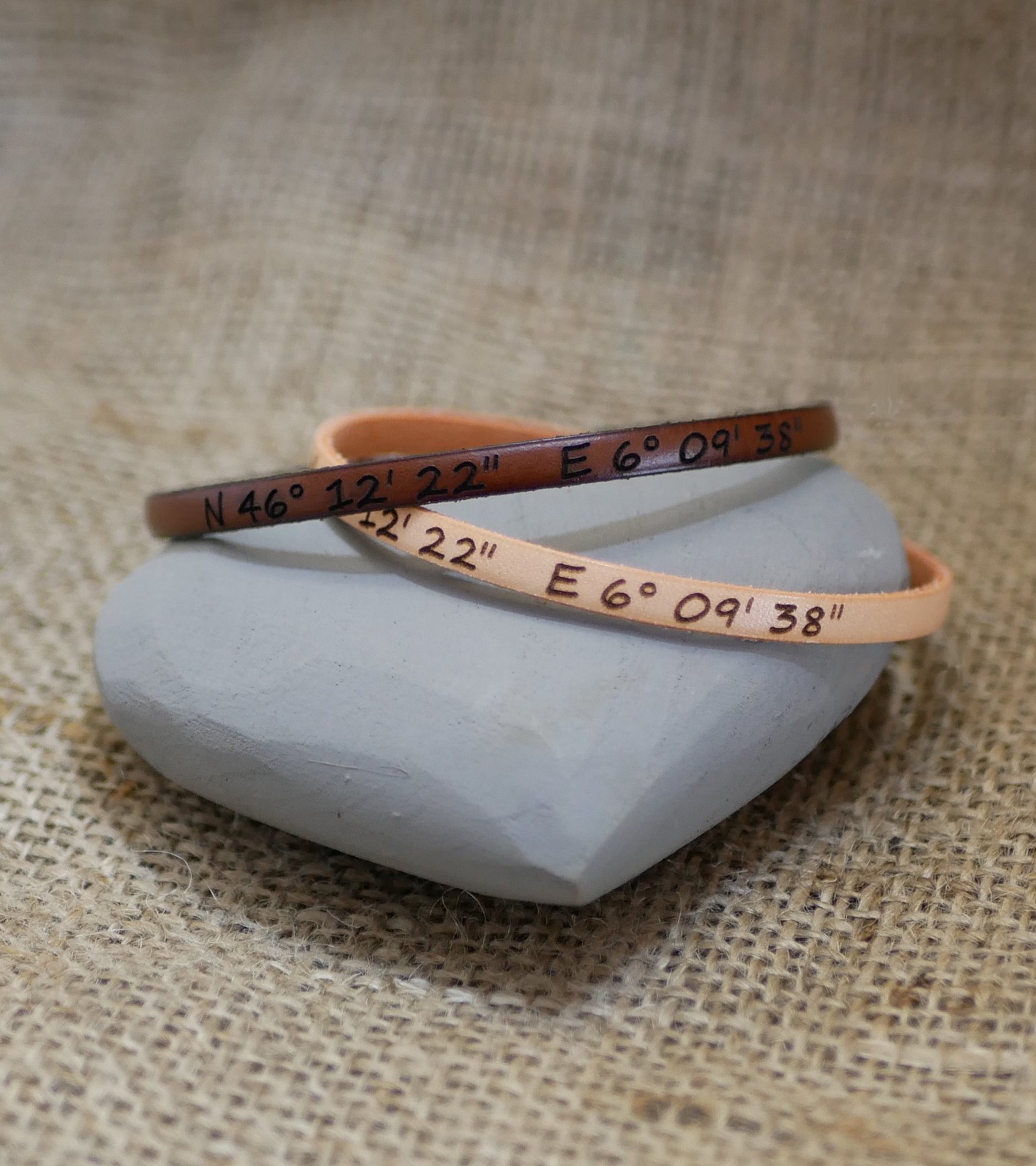 Cadeau bracelets pour couple en cuir personnalis&eacute;s tous deux de la m&ecirc;me gravure 