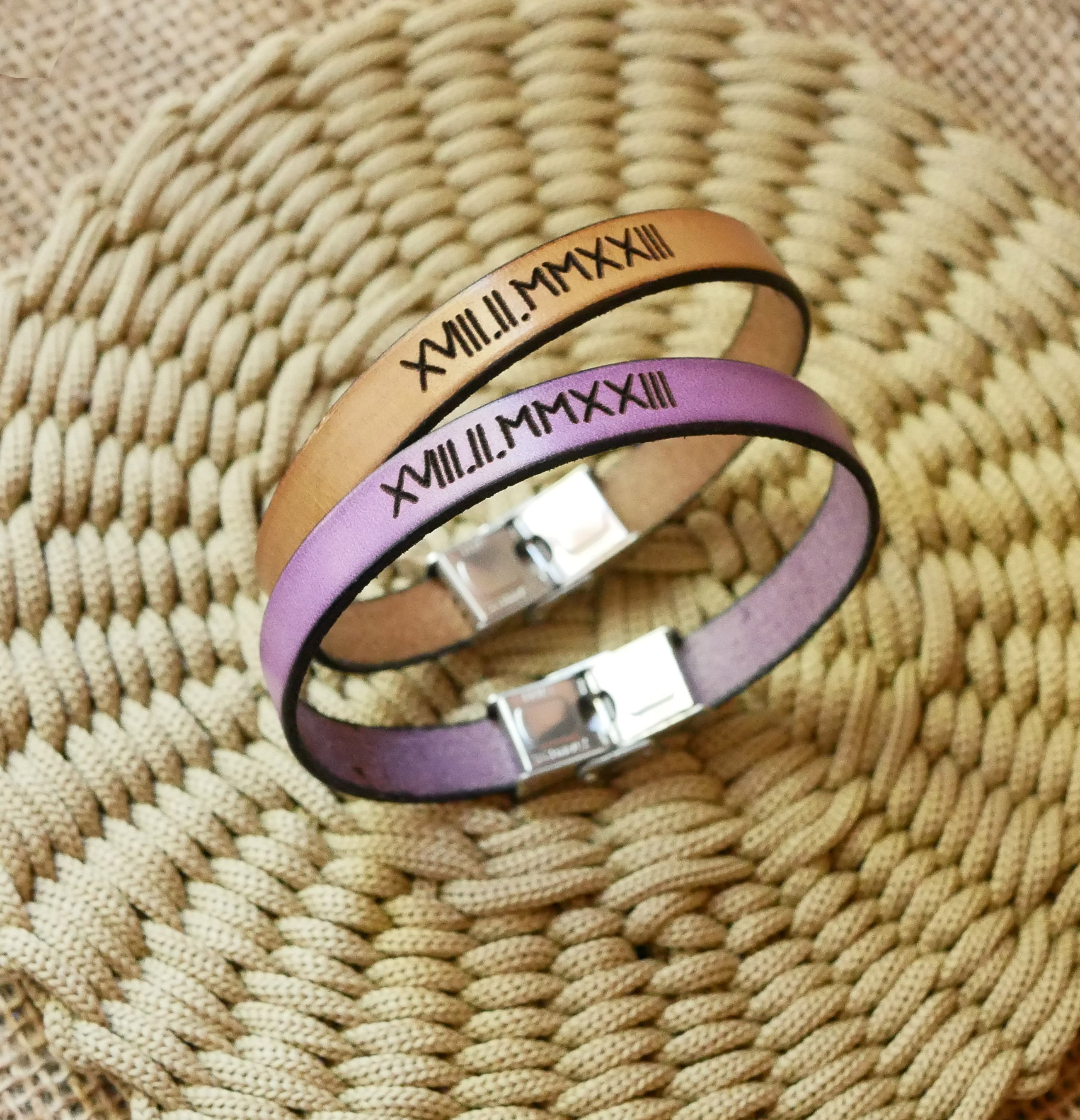 Cadeau gravé pour couple : 2 bracelet cuir personnalisés par la même gravure 