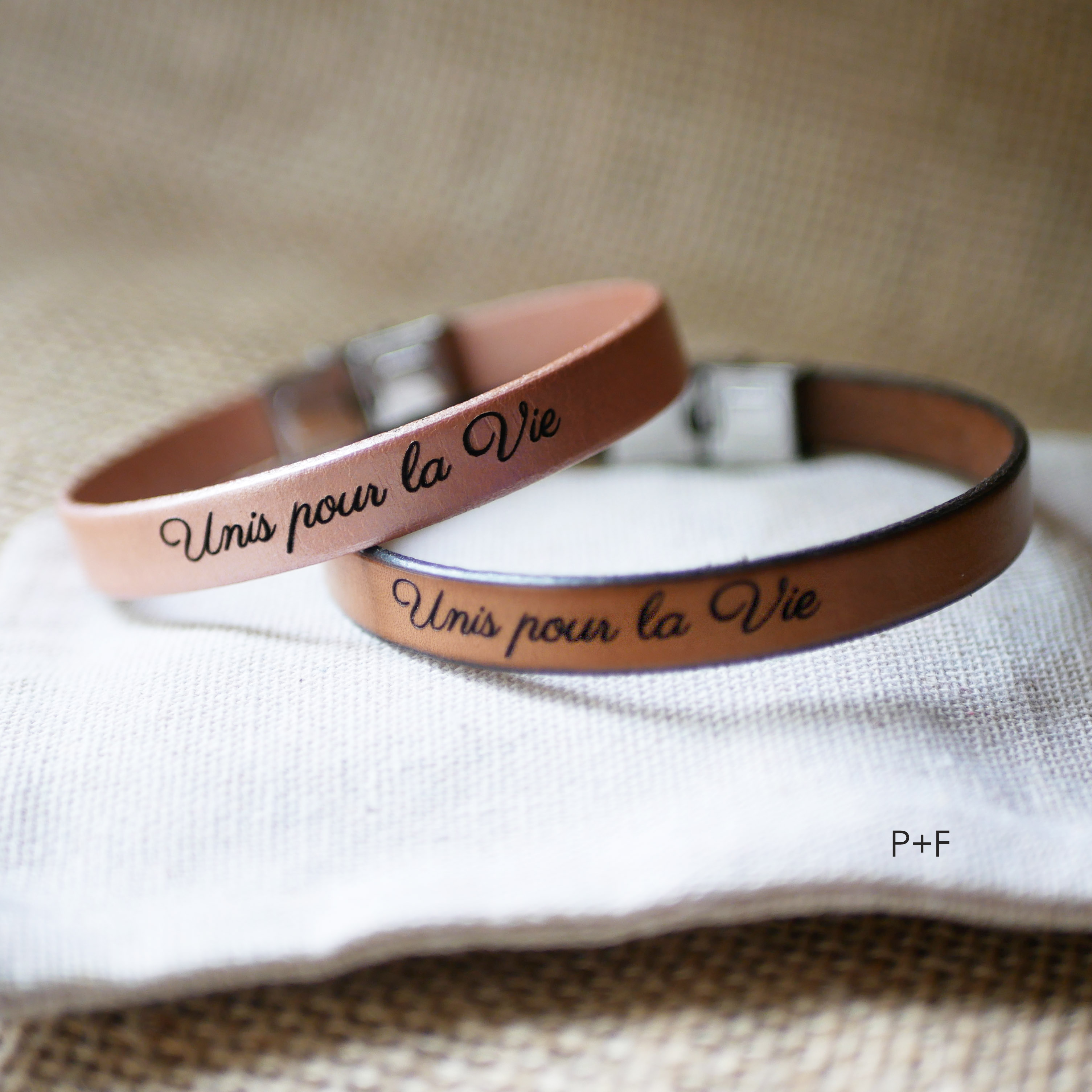 Cadeau gravé pour couple : 2 bracelet cuir personnalisés par la même gravure 