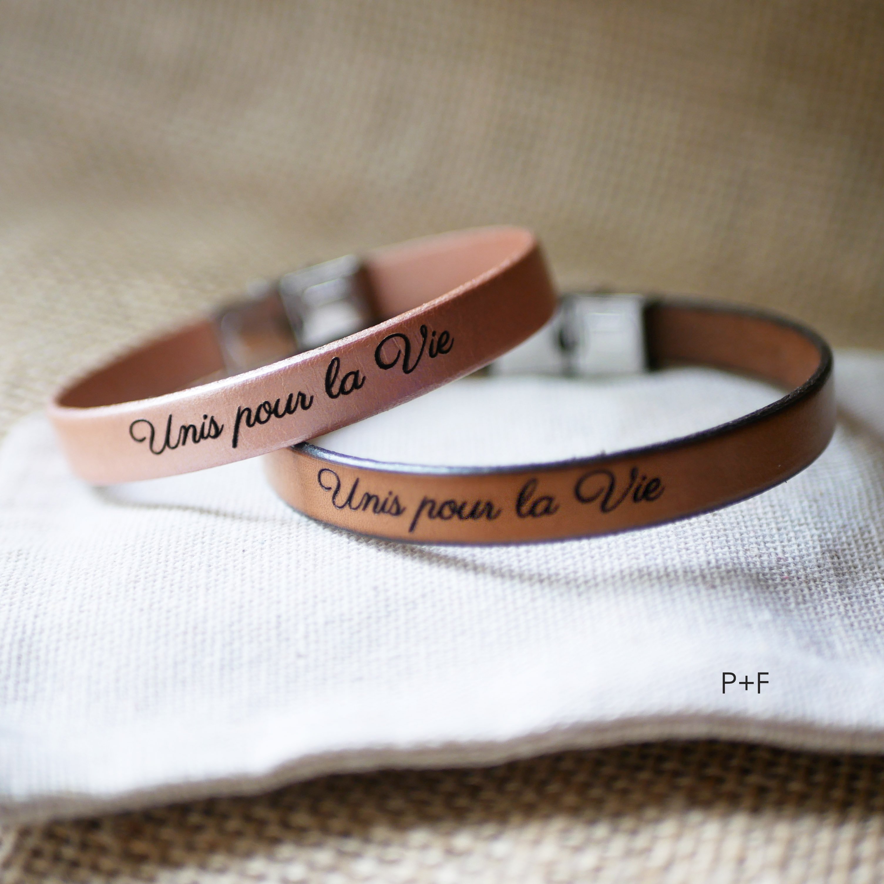 Cadeau grav&eacute; pour couple : 2 bracelet cuir personnalis&eacute;s par la m&ecirc;me gravure 