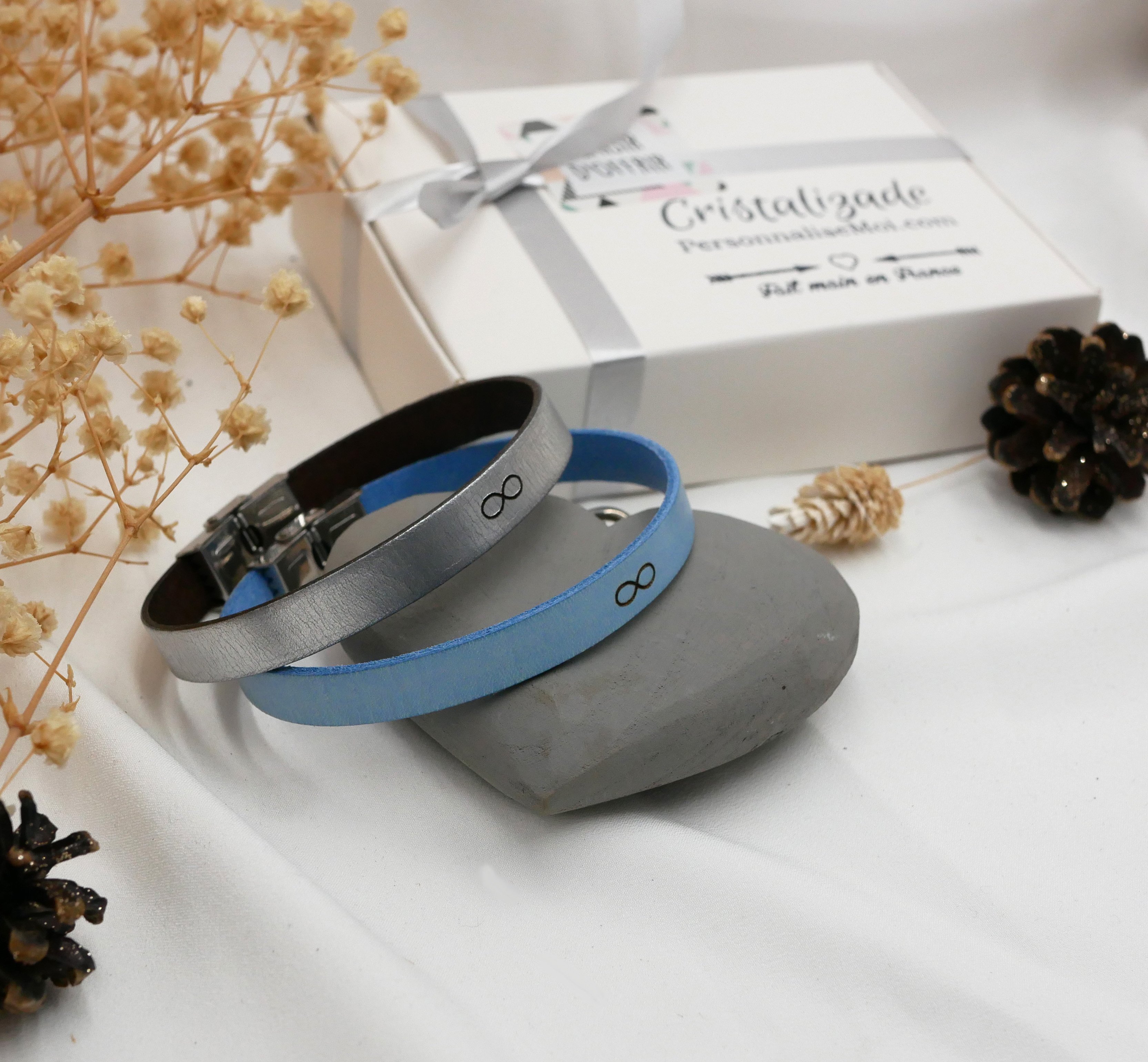 Cadeau grav&eacute; pour couple : 2 bracelet cuir personnalis&eacute;s par la m&ecirc;me gravure 