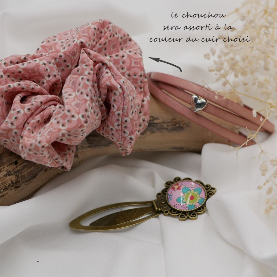 Coffret cadeau femme avec bracelet cuir personnalisable + chouchou assorti +  bijou marque page au cabochon