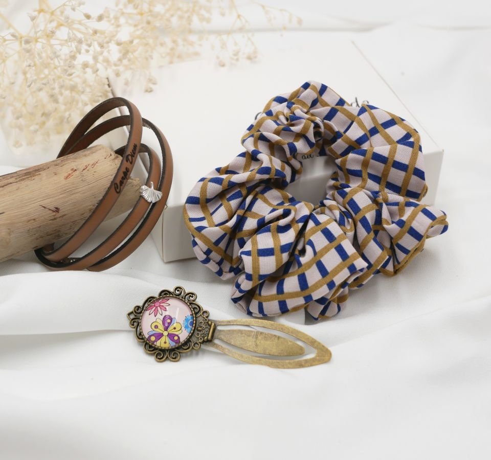 Coffret cadeau femme avec bracelet cuir personnalisable + chouchou assorti +  bijou marque page au cabochon