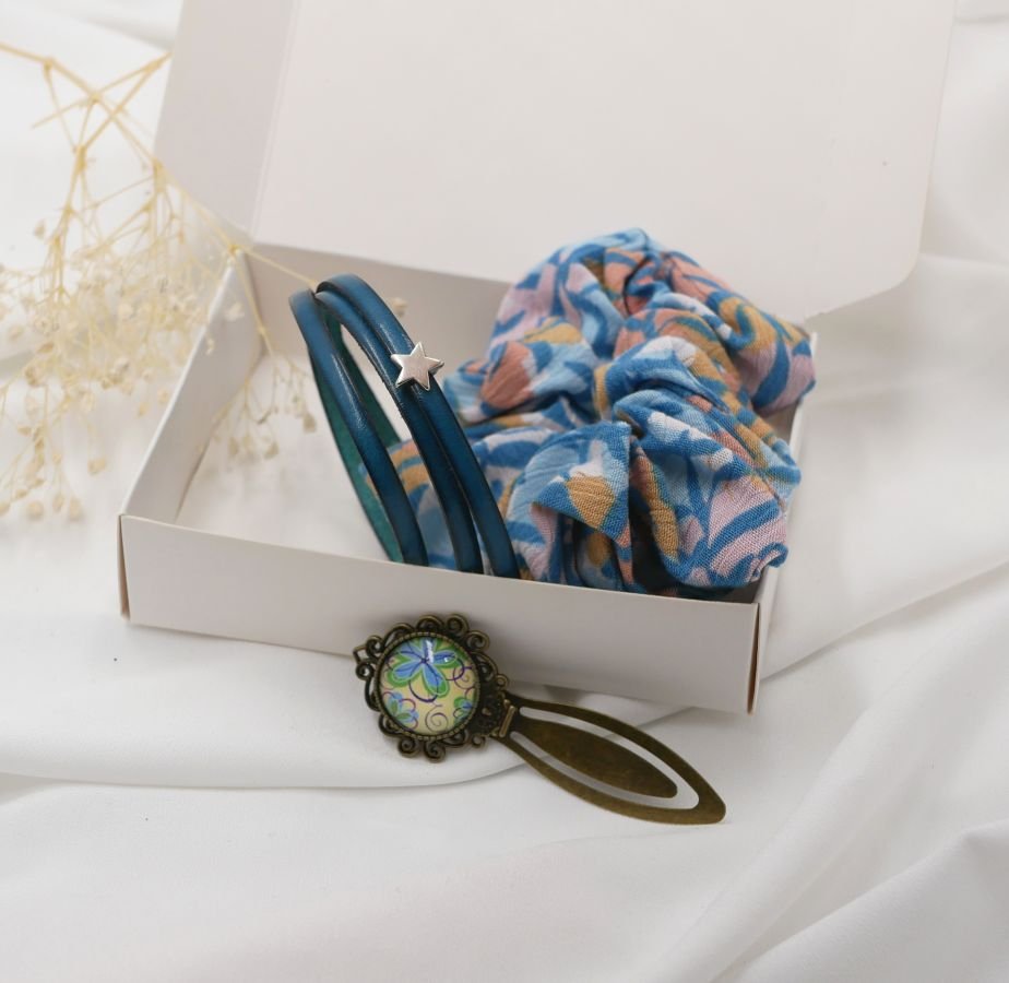 Coffret cadeau femme avec bracelet cuir personnalisable + chouchou assorti +  bijou marque page au cabochon