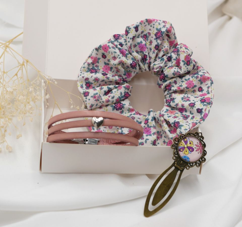 Coffret cadeau femme avec bracelet cuir personnalisable + chouchou assorti +  bijou marque page au cabochon