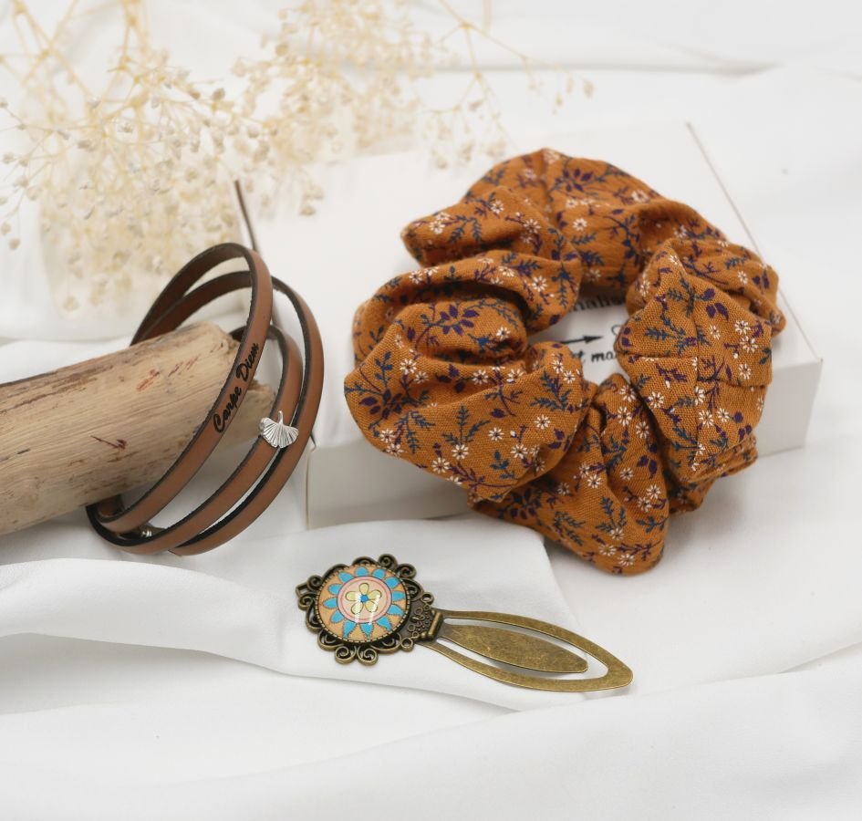 Coffret cadeau femme avec bracelet cuir personnalisable + chouchou assorti +  bijou marque page au cabochon