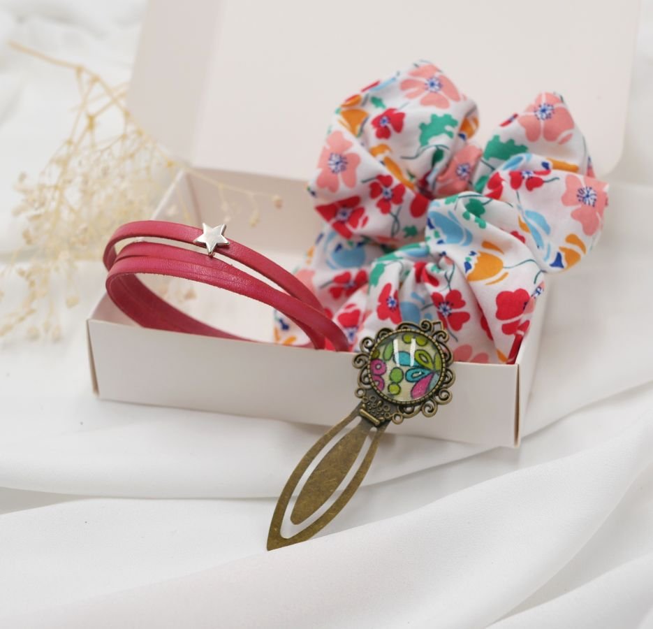 Coffret cadeau femme avec bracelet cuir personnalisable + chouchou assorti +  bijou marque page au cabochon