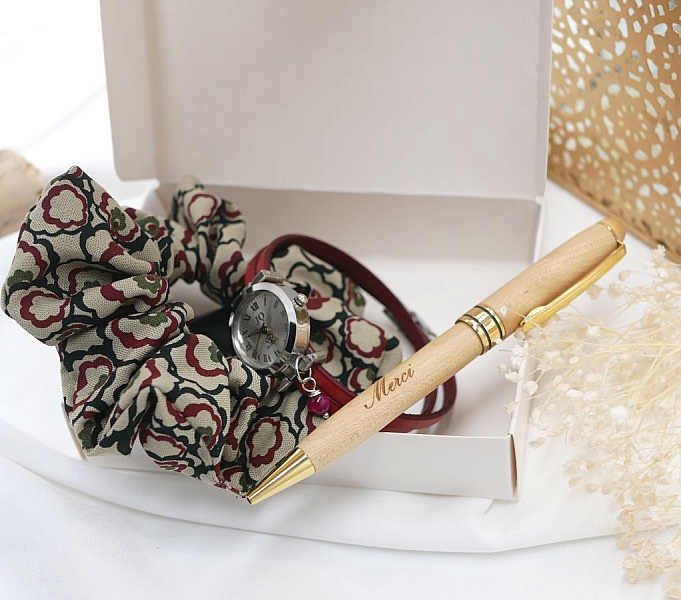 Coffret cadeau femme avec montre bracelet cuir + stylo bois grav&eacute; + chouchou assorti 