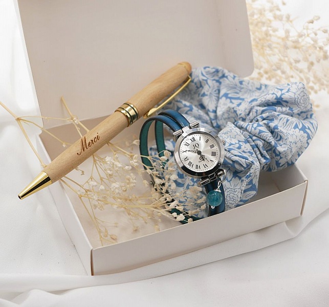 Coffret cadeau femme avec montre bracelet cuir + stylo bois grav&eacute; + chouchou assorti 