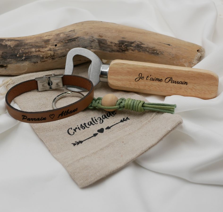 Pochette cadeau homme décapsuleur gravé+ bracelet cuir personnalisable + porte clé macramé 