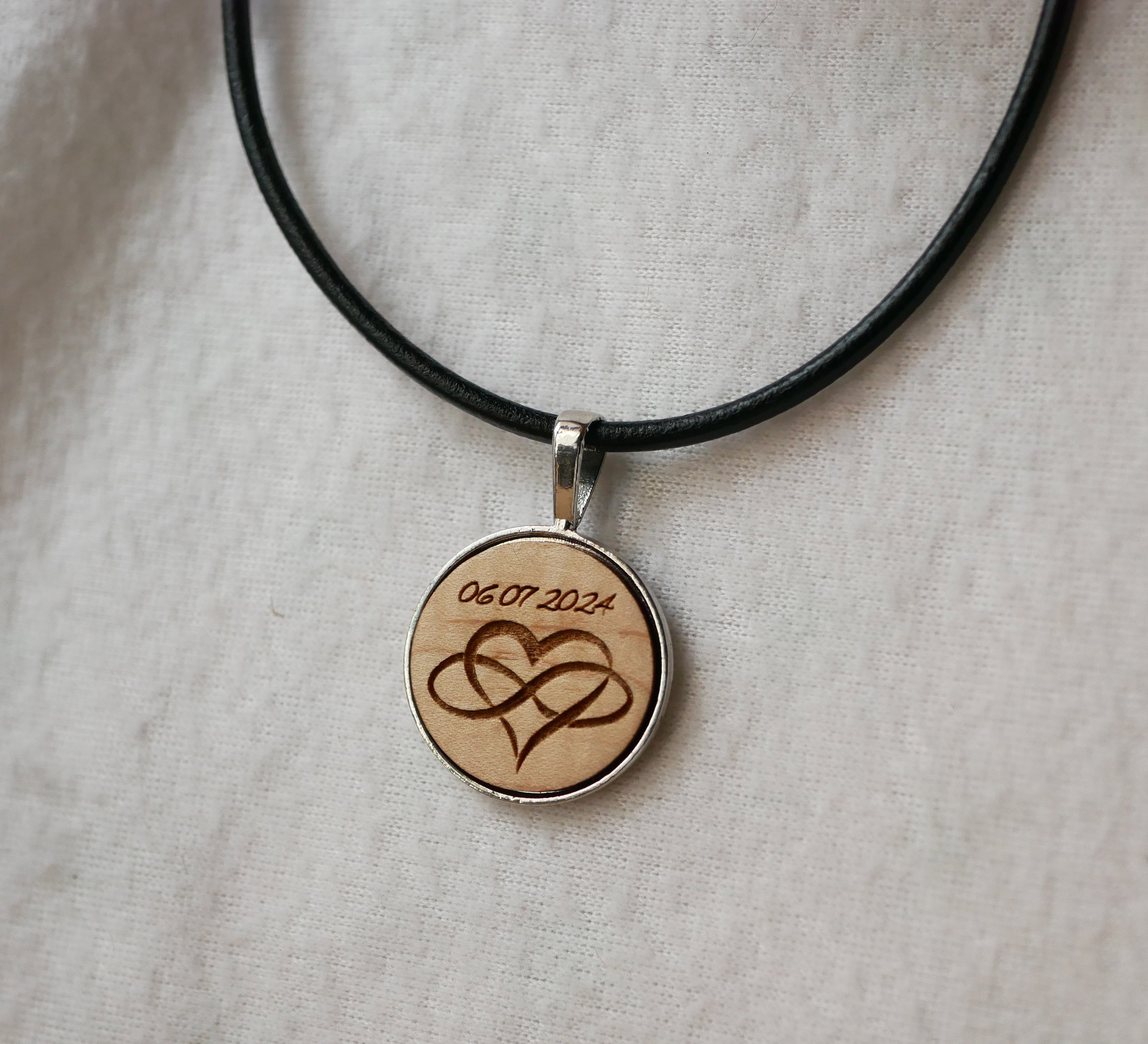 Collier en cuir avec pendentif cabochon bois grav&eacute; &agrave; personnaliser