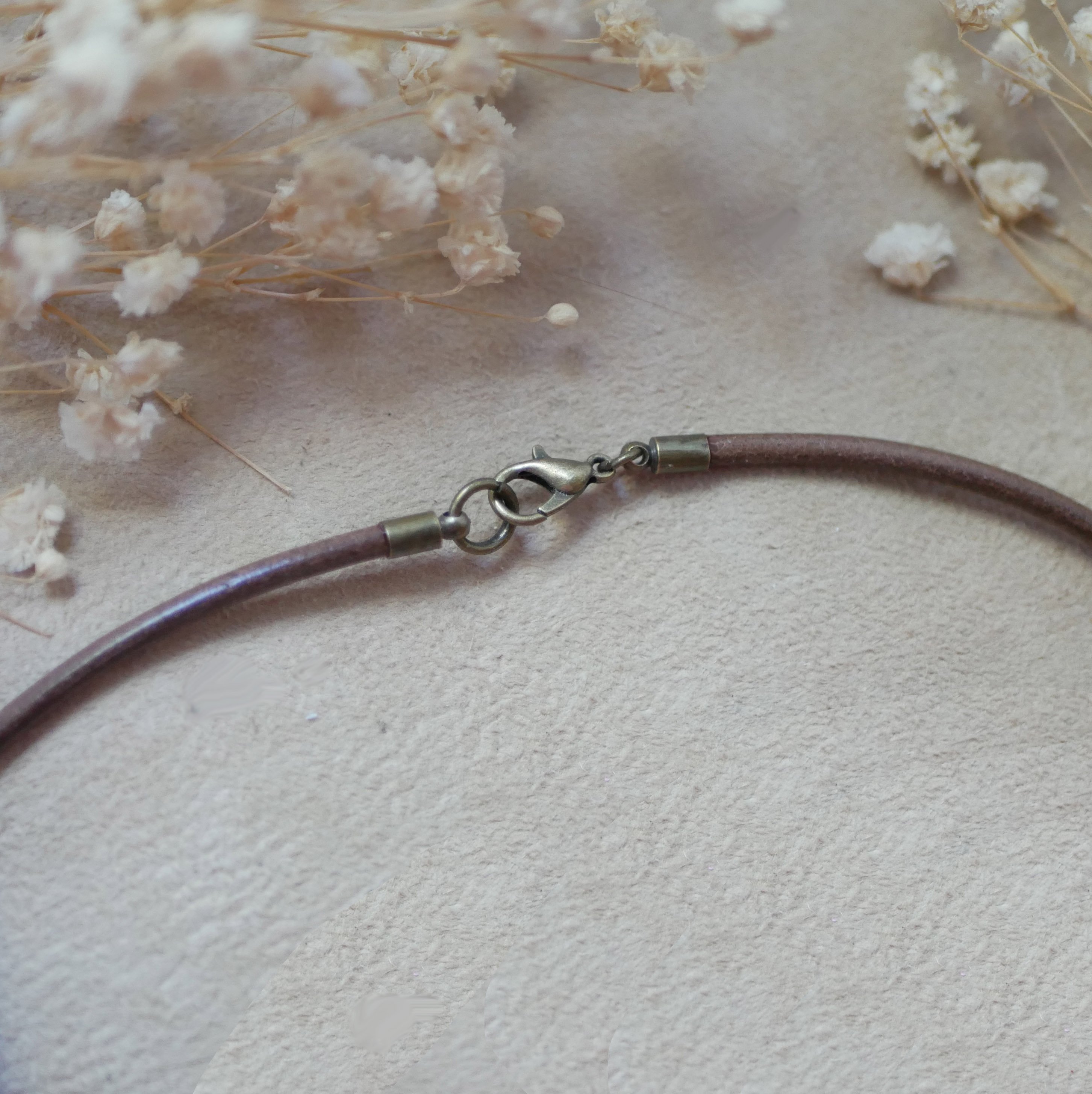 Collier en cuir avec pendentif cabochon bois grav&eacute; serti laiton vieilli &agrave; personnaliser