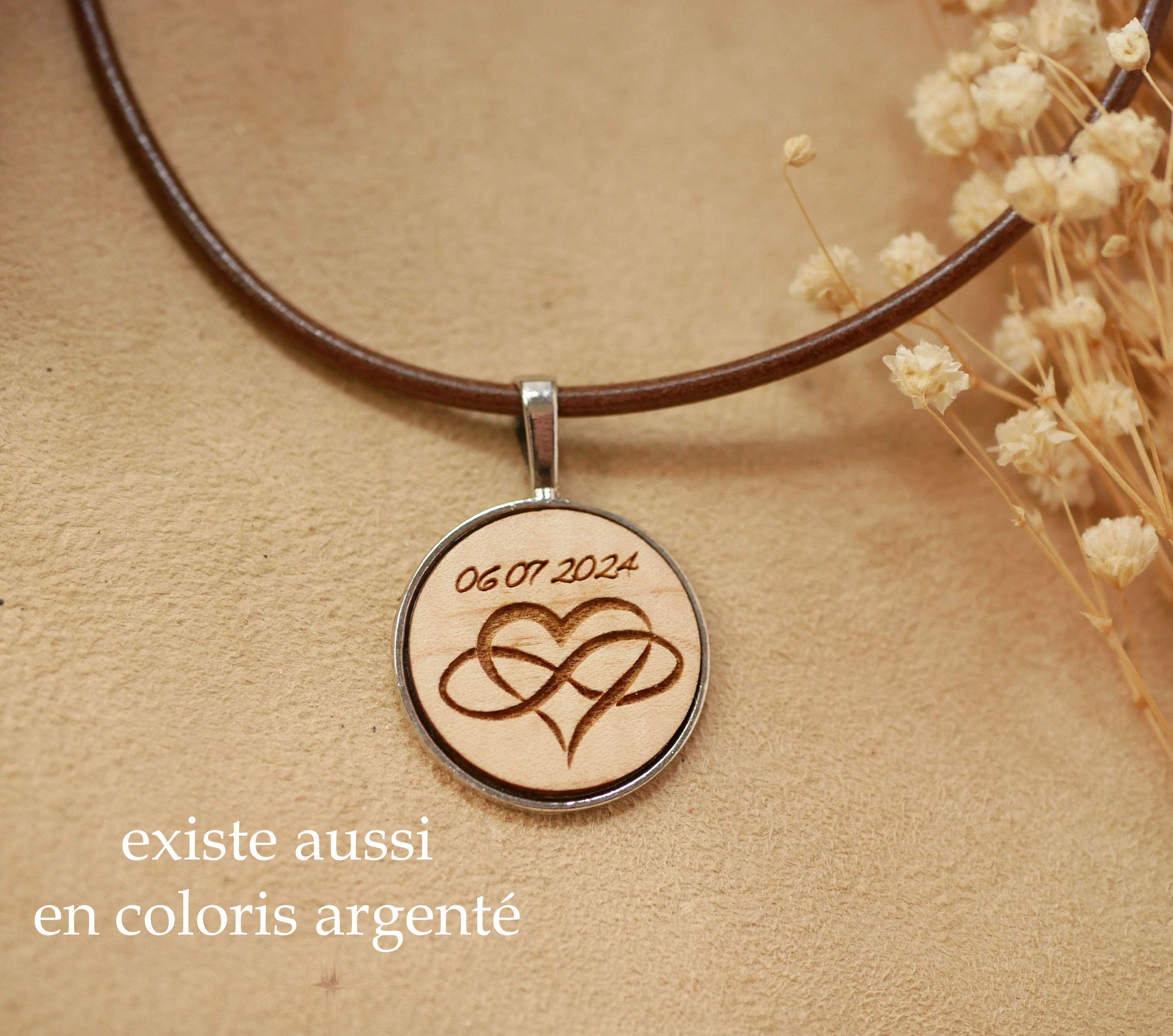 Collier en cuir avec pendentif cabochon bois gravé serti laiton vieilli à personnaliser