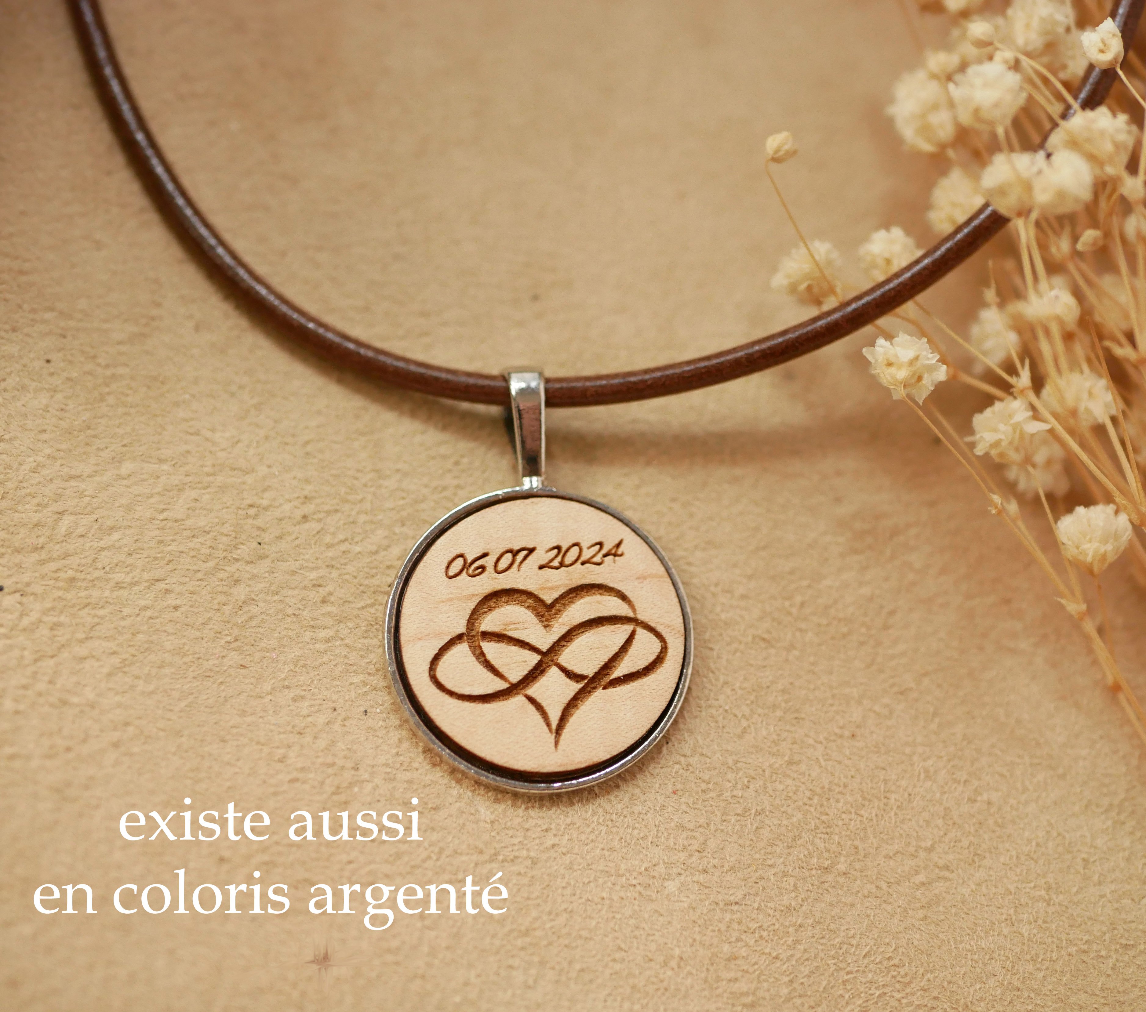 Collier en cuir avec pendentif cabochon bois grav&eacute; serti laiton vieilli &agrave; personnaliser