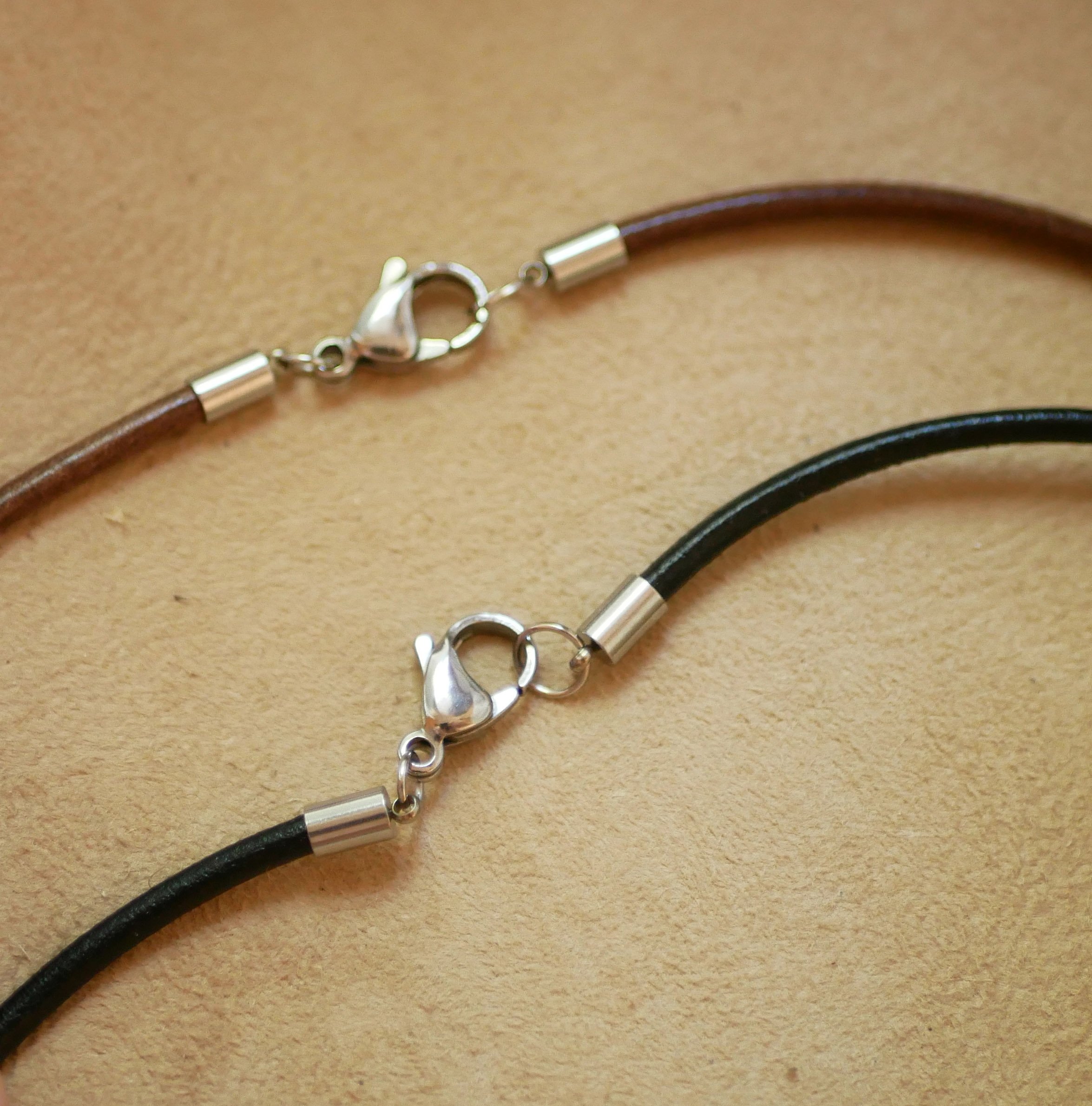 Collier en cuir avec pendentif cabochon bois grav&eacute; &agrave; personnaliser