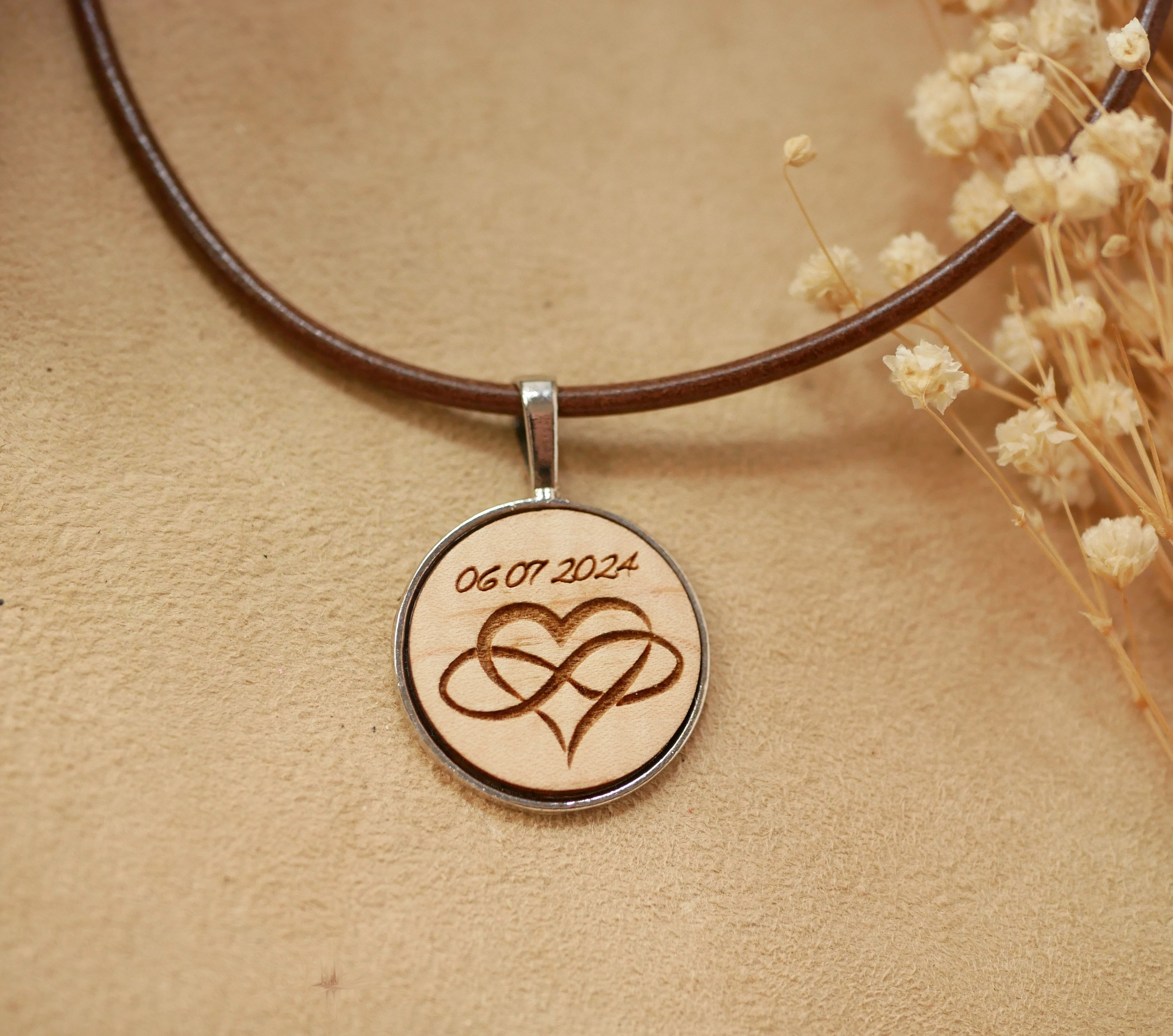 Collier en cuir avec pendentif cabochon bois grav&eacute; &agrave; personnaliser