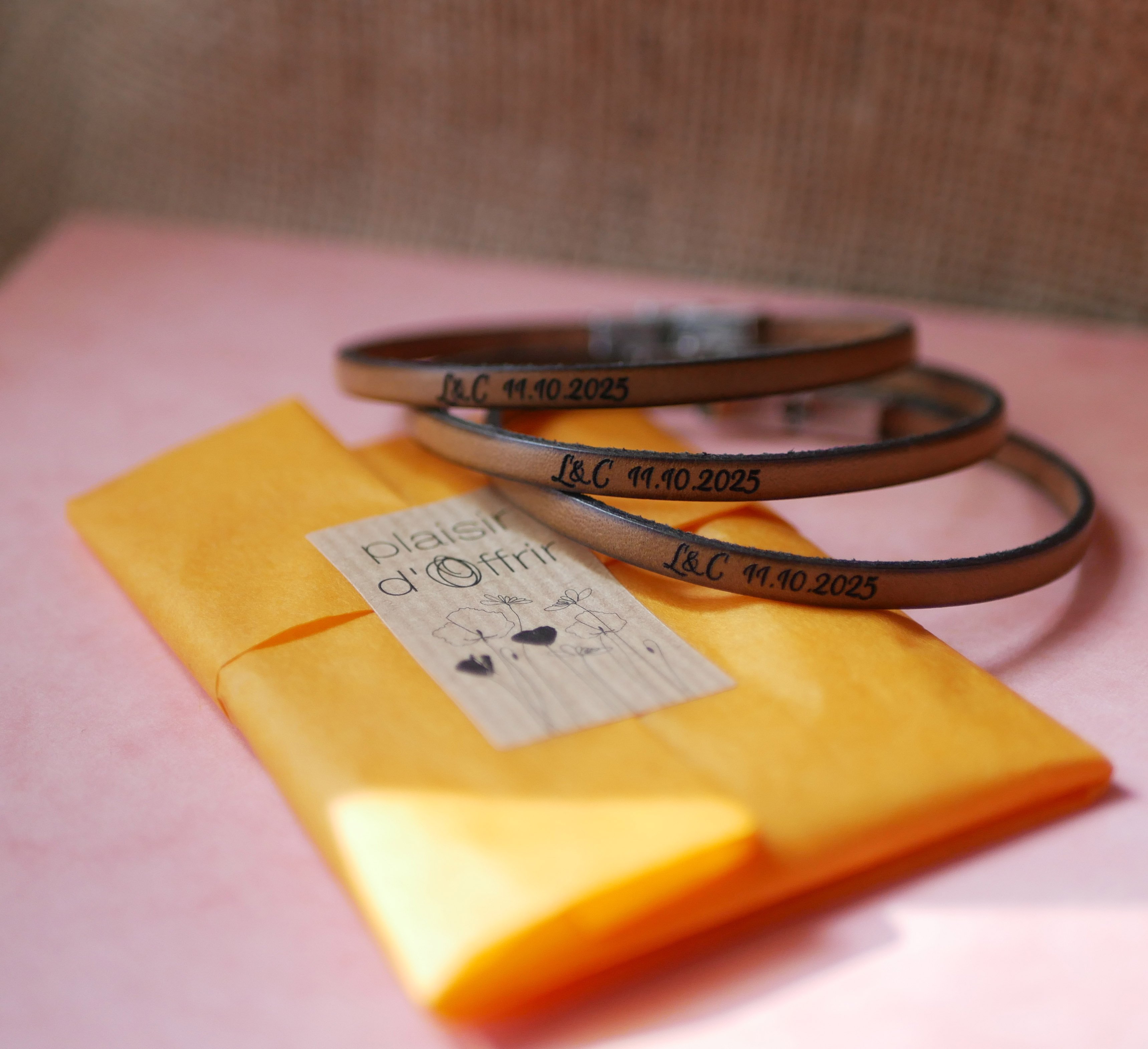 Ensemble 20 bracelet cuir m&ecirc;me gravure pour Save the date ou cadeau d'invit&eacute;s mariage