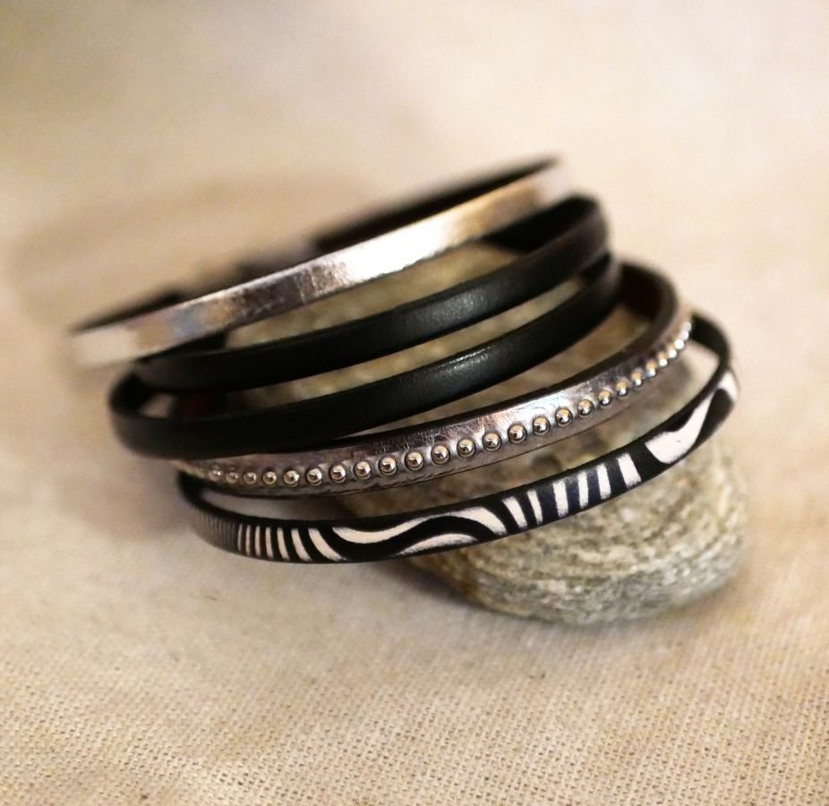 Ensemble de bracelets cuir à empiler personnalisables tons noir et argenté