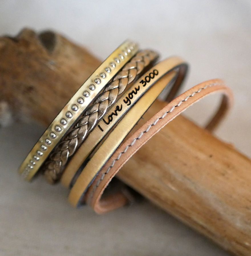 Ensemble de bracelets cuir à empiler personnalisables tons dorés et métallisés