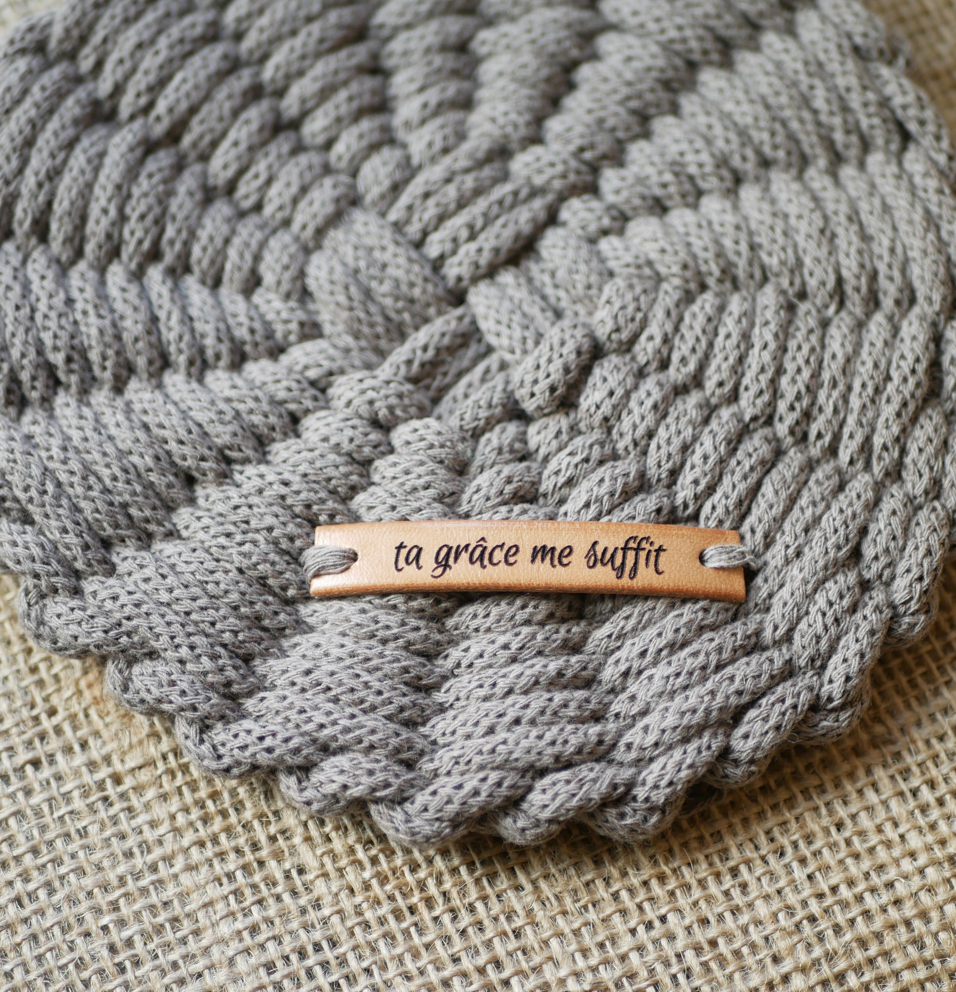 Etiquette en cuir artisanal personnalisé par message gravé