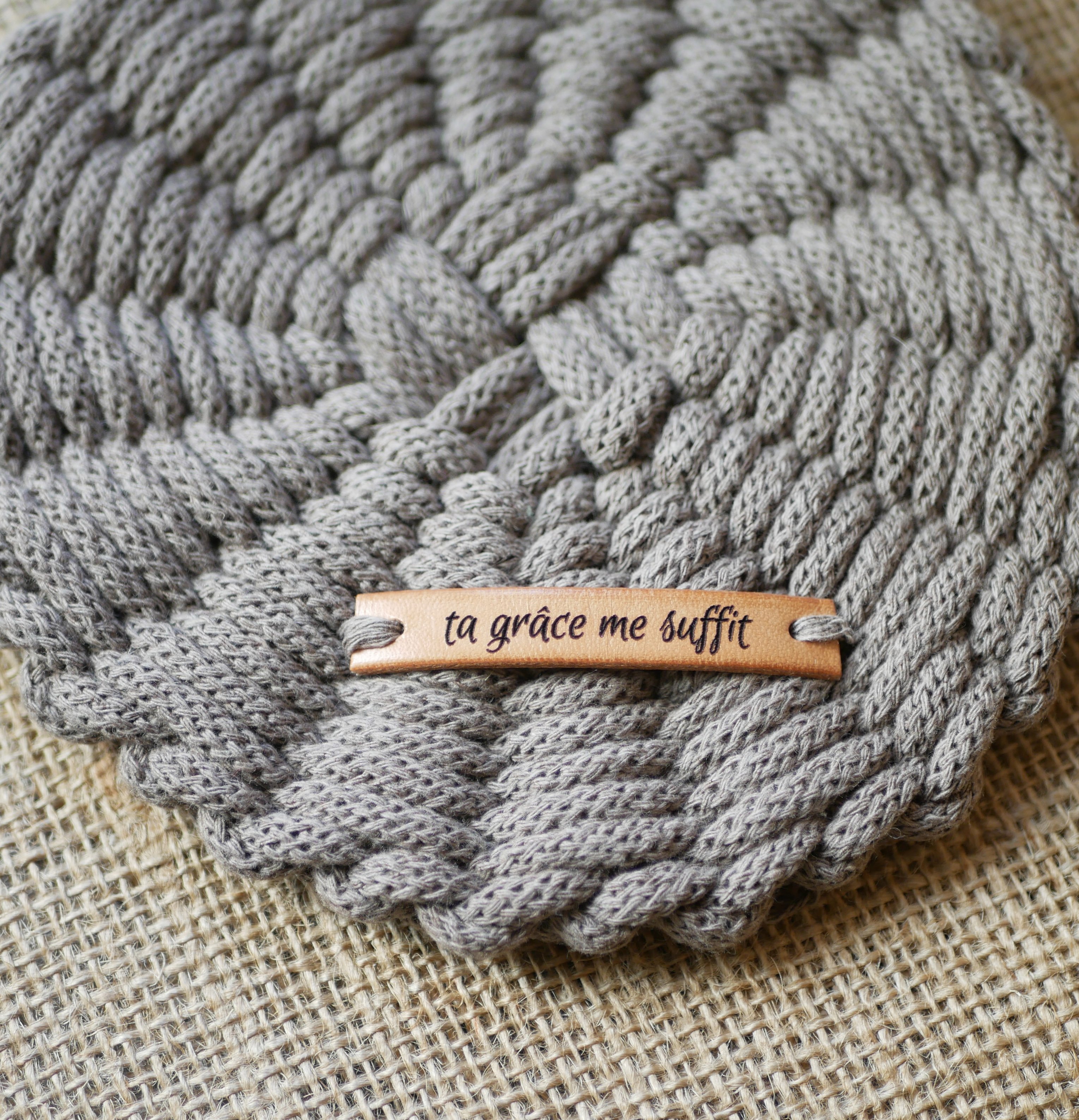 Etiquette &agrave; coudre en cuir artisanal personnalis&eacute; par message grav&eacute;