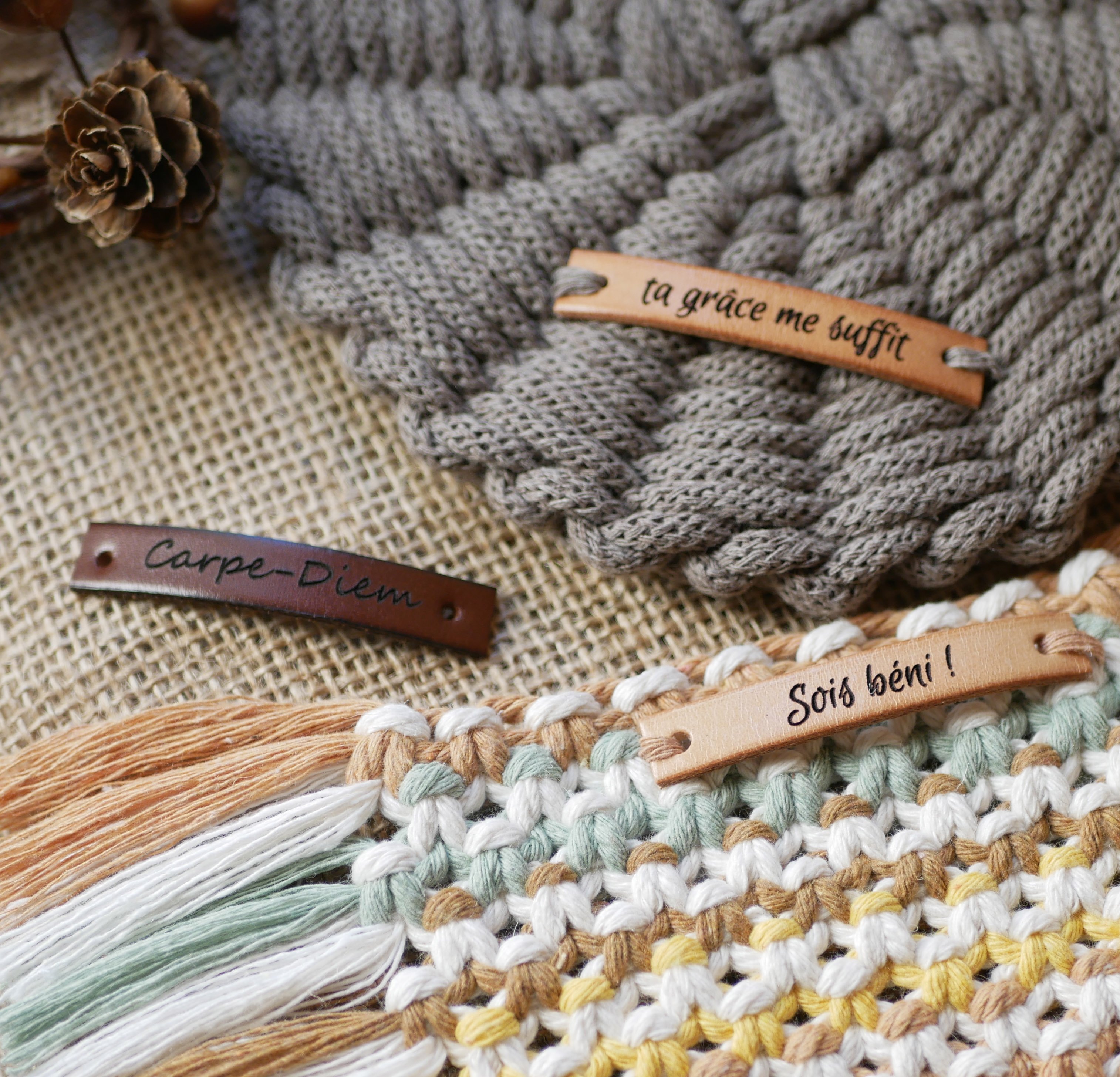 Etiquette &agrave; coudre en cuir artisanal personnalis&eacute; par message grav&eacute;