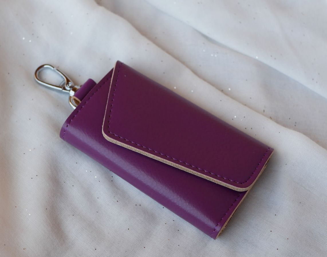 Etui porte clés en cuir Violet gravé