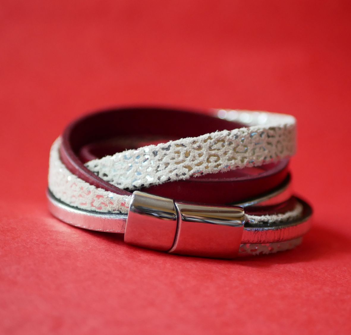 Manchette bracelet double tour en cuir blanc, argent et rouge personnalisé  