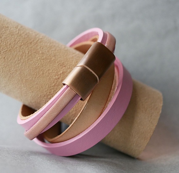 Manchette bracelet double tour en cuir rose personnalis&eacute;  