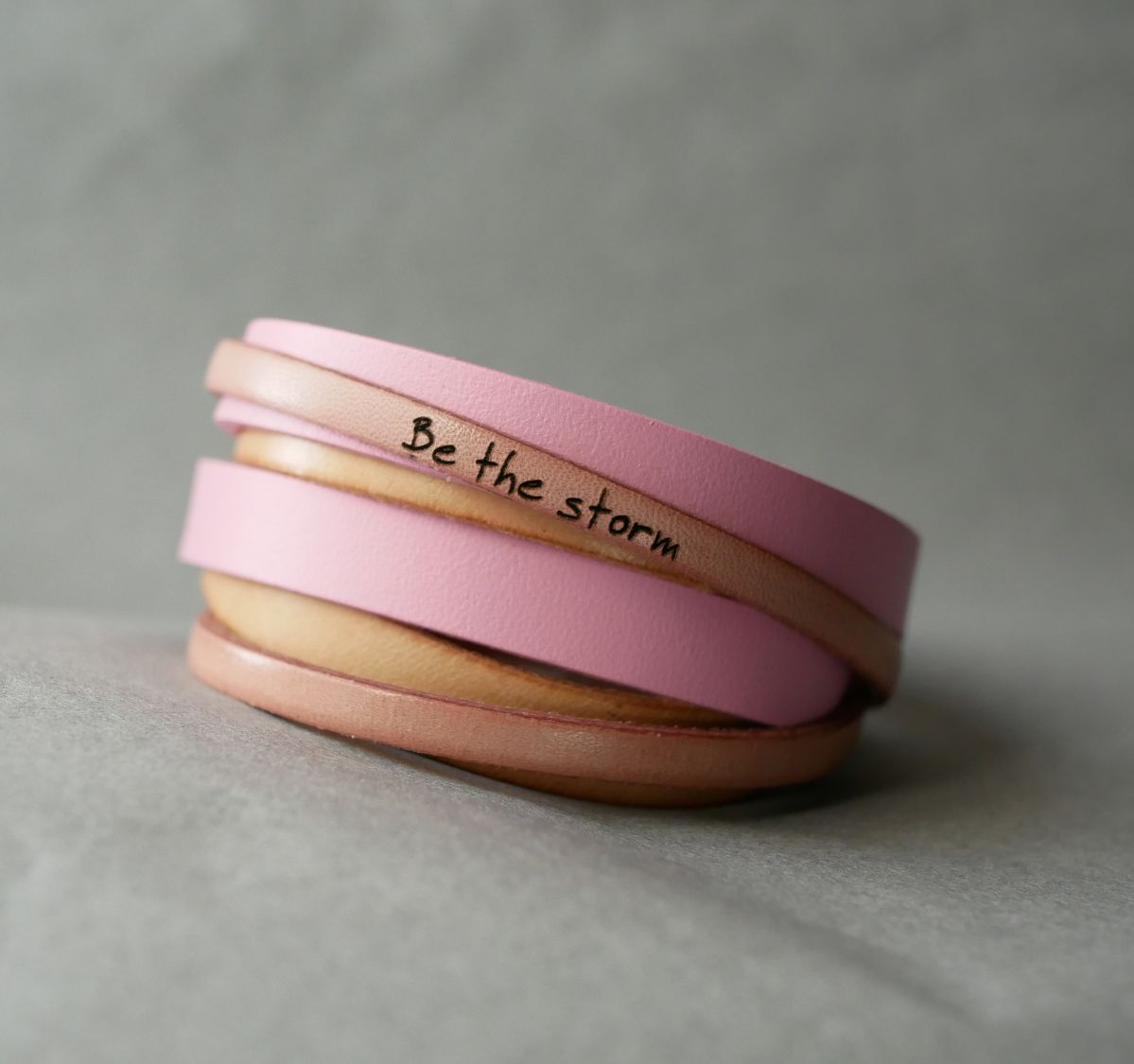 Manchette bracelet double tour en cuir rose personnalisé  