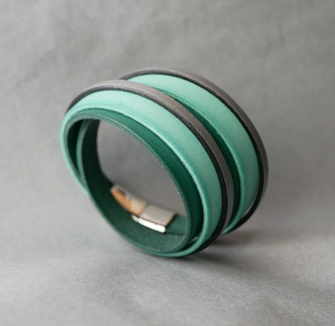Manchette bracelet double tour en cuir Vert et Argenté personnalisé  