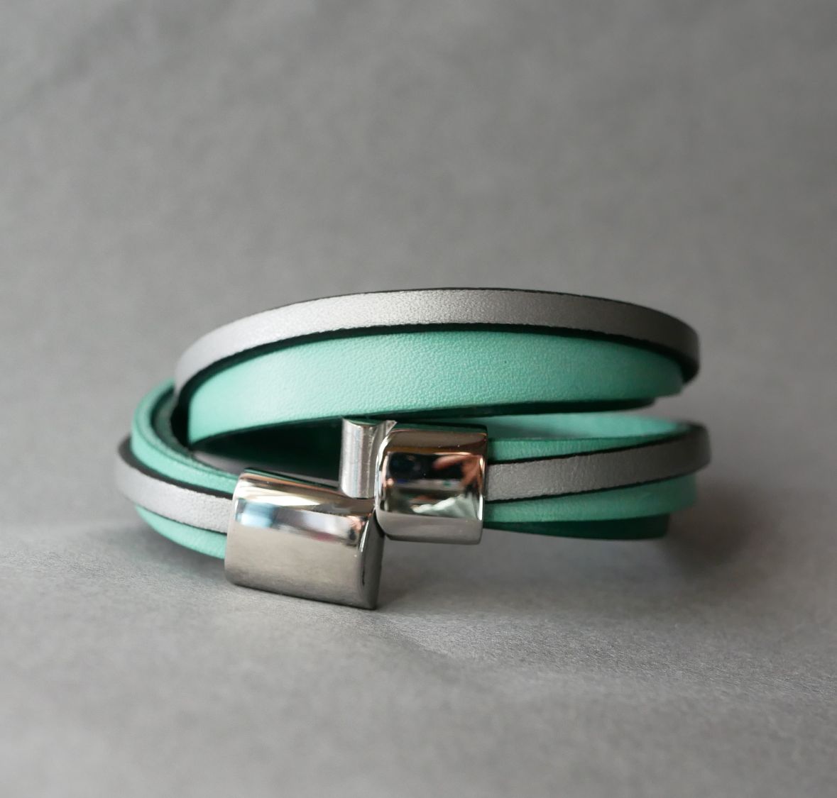 Manchette bracelet double tour en cuir Vert et Argenté personnalisé  