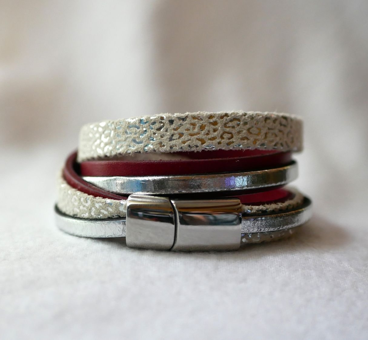 Manchette bracelet double tour en cuir blanc, argent et rouge personnalisé  