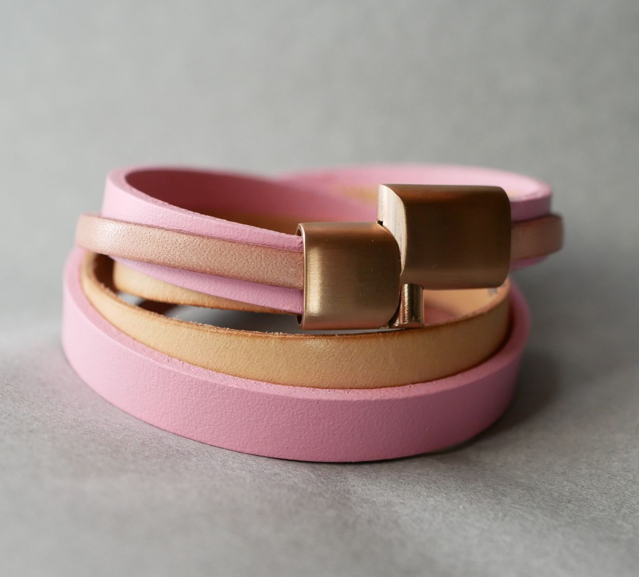 Manchette bracelet double tour en cuir rose personnalisé  