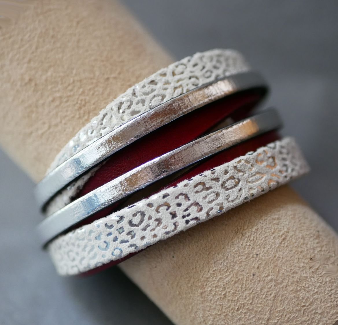 Manchette bracelet double tour en cuir blanc, argent et rouge personnalisé  
