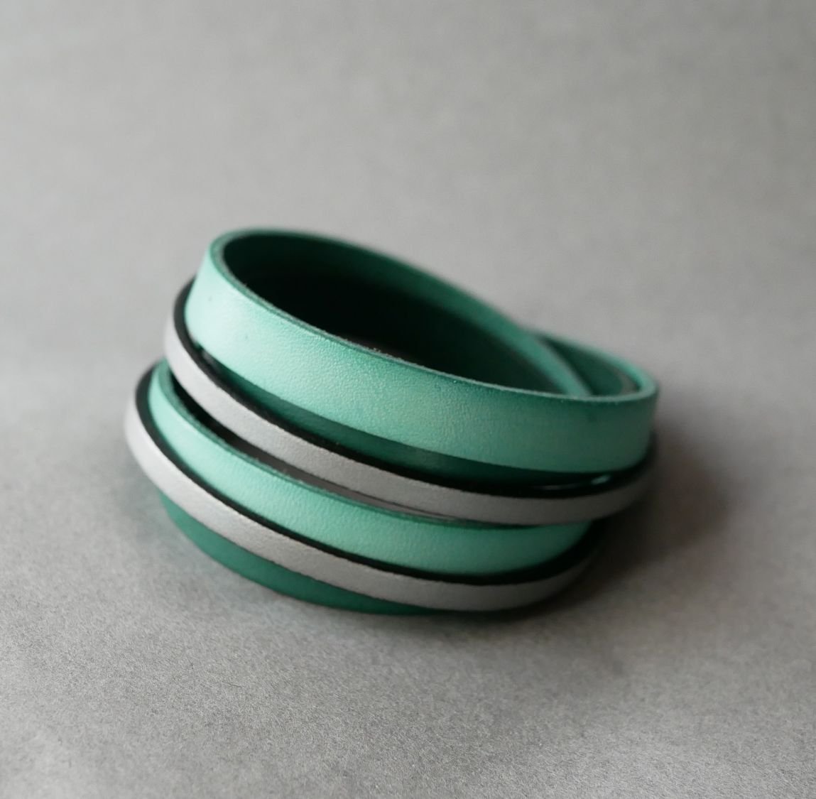 Manchette bracelet double tour en cuir Vert et Argenté personnalisé  